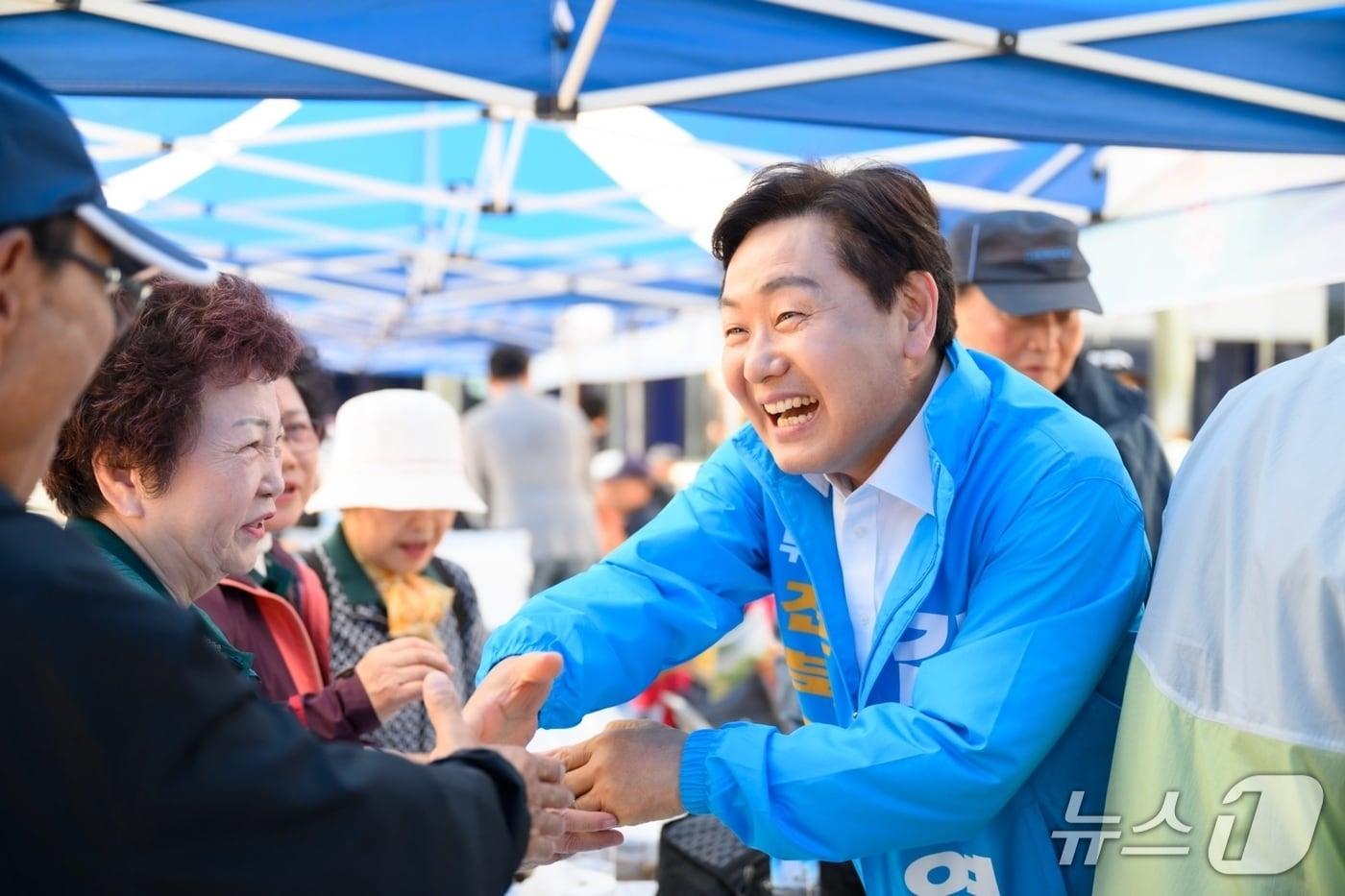 본문 이미지 - 김관영 전북지사 후보(무소속)가 환한 얼굴로 시민들과 손을 잡고 있다.(김관영 후보 캠프 제공. 재판매 및 DB금지)/뉴스1