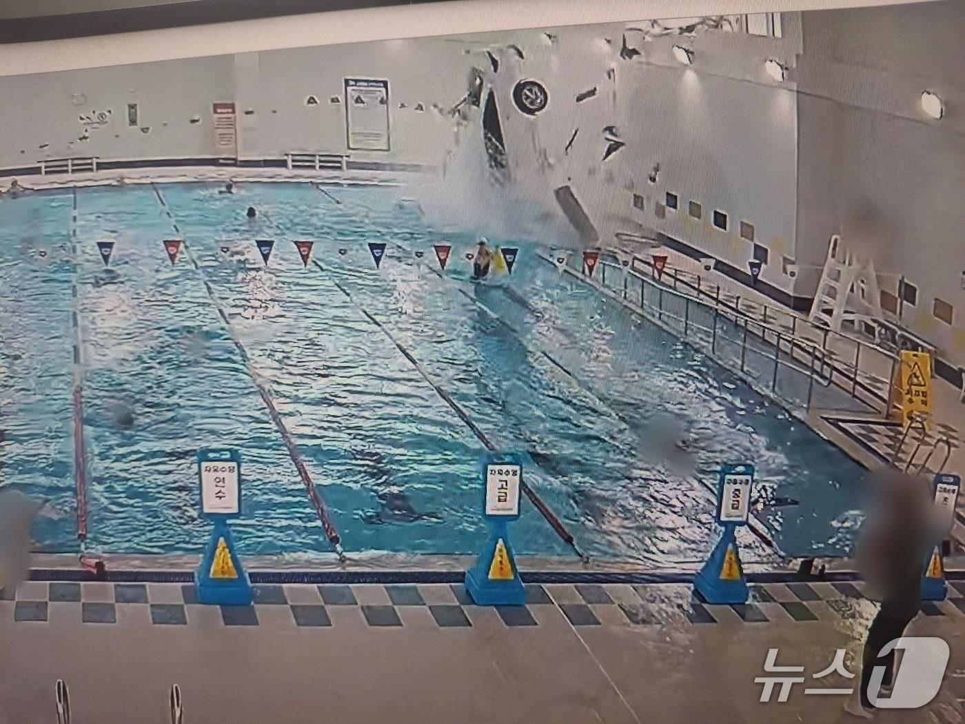본문 이미지 - 16일 경남 밀양시 하남스포츠센터로 70대 여성이 몰던 쏘나타 승용차가 돌진하는 사고가 발생했다. 사진은 사고 당시 CCTV영상 캡쳐(독자제공. 재판매 및 DB금지)