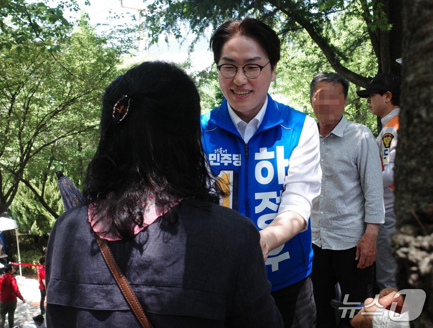 본문 이미지 - 하정우 더불어민주당 부산 북구갑 국회의원 보궐선거 후보가 16일 부산 북구 구포동 백양근린공원에서 열린 만덕지기 마을축제에서 지역주민과 인사하고 있다. 2026.05.16 ⓒ 뉴스1 김세정 기자