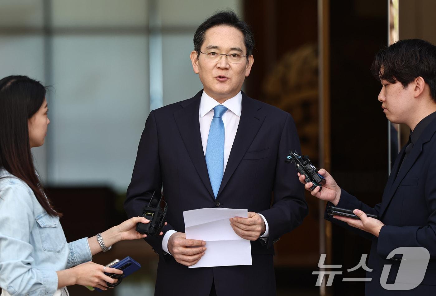 본문 이미지 - 이재용 삼성전자 회장이 16일 서울 강서구 서울김포비즈니스항공센터로 귀국하며 입장을 밝히고 있다. 2026.5.16 ⓒ 뉴스1 김도우 기자
