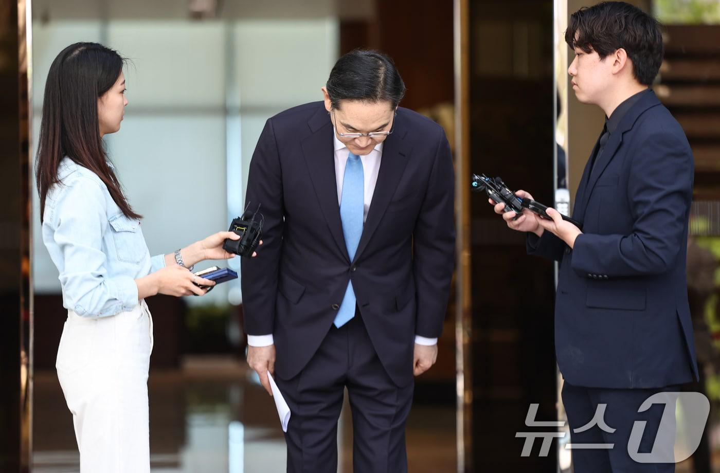 본문 이미지 - 이재용 삼성전자 회장이 16일 서울 강서구 서울김포비즈니스항공센터로 귀국하며 노조 파업에 대한 입장을 밝히던 중 고개숙여 사과하고 있다. 2026.5.16 ⓒ 뉴스1 김도우 기자