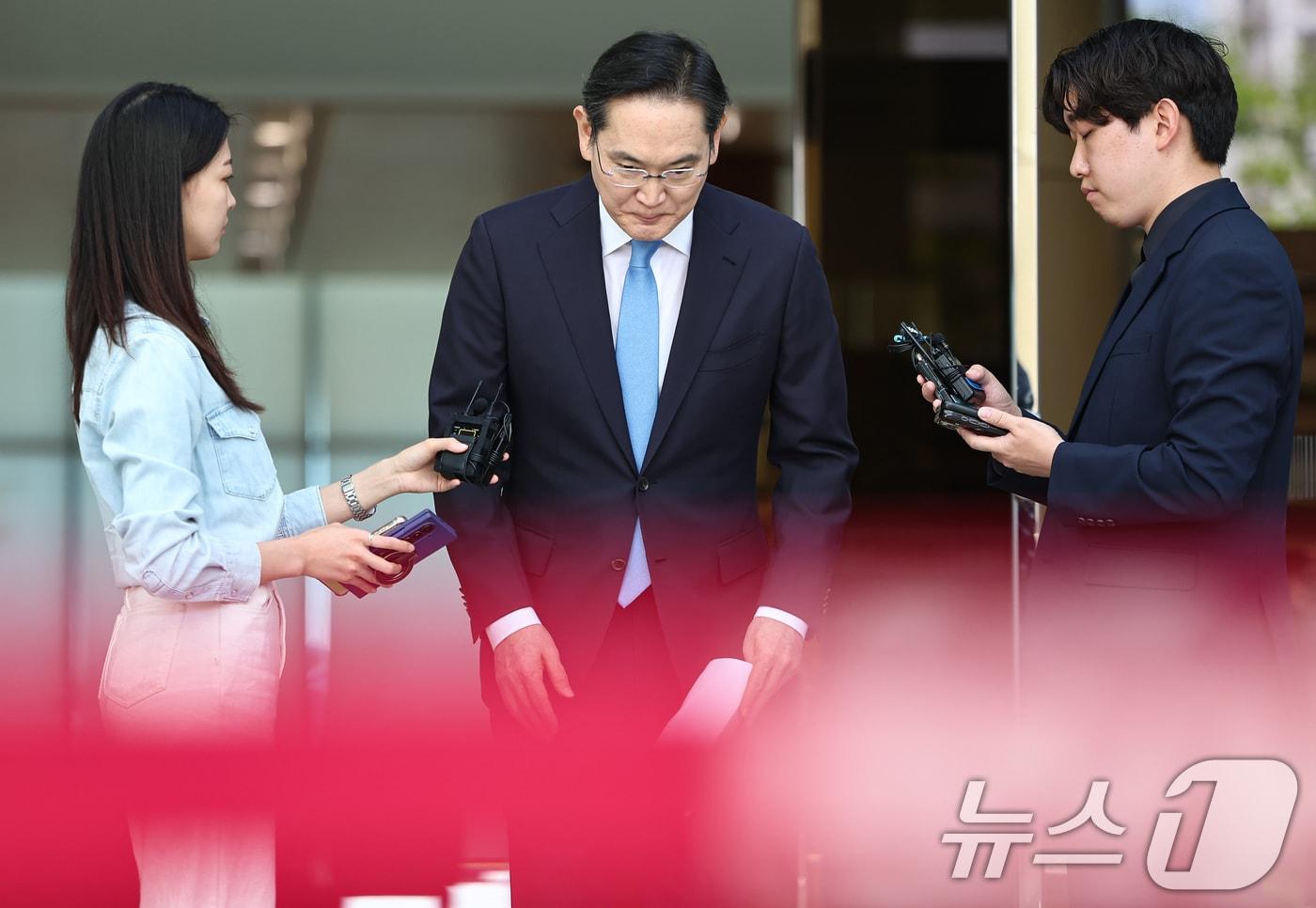 본문 이미지 - 이재용 삼성전자 회장이 16일 서울 강서구 서울김포비즈니스항공센터로 귀국하며 노조 파업에 대한 입장을 밝히던 중 고개숙여 사과하고 있다. 2026.5.16 ⓒ 뉴스1 김도우 기자