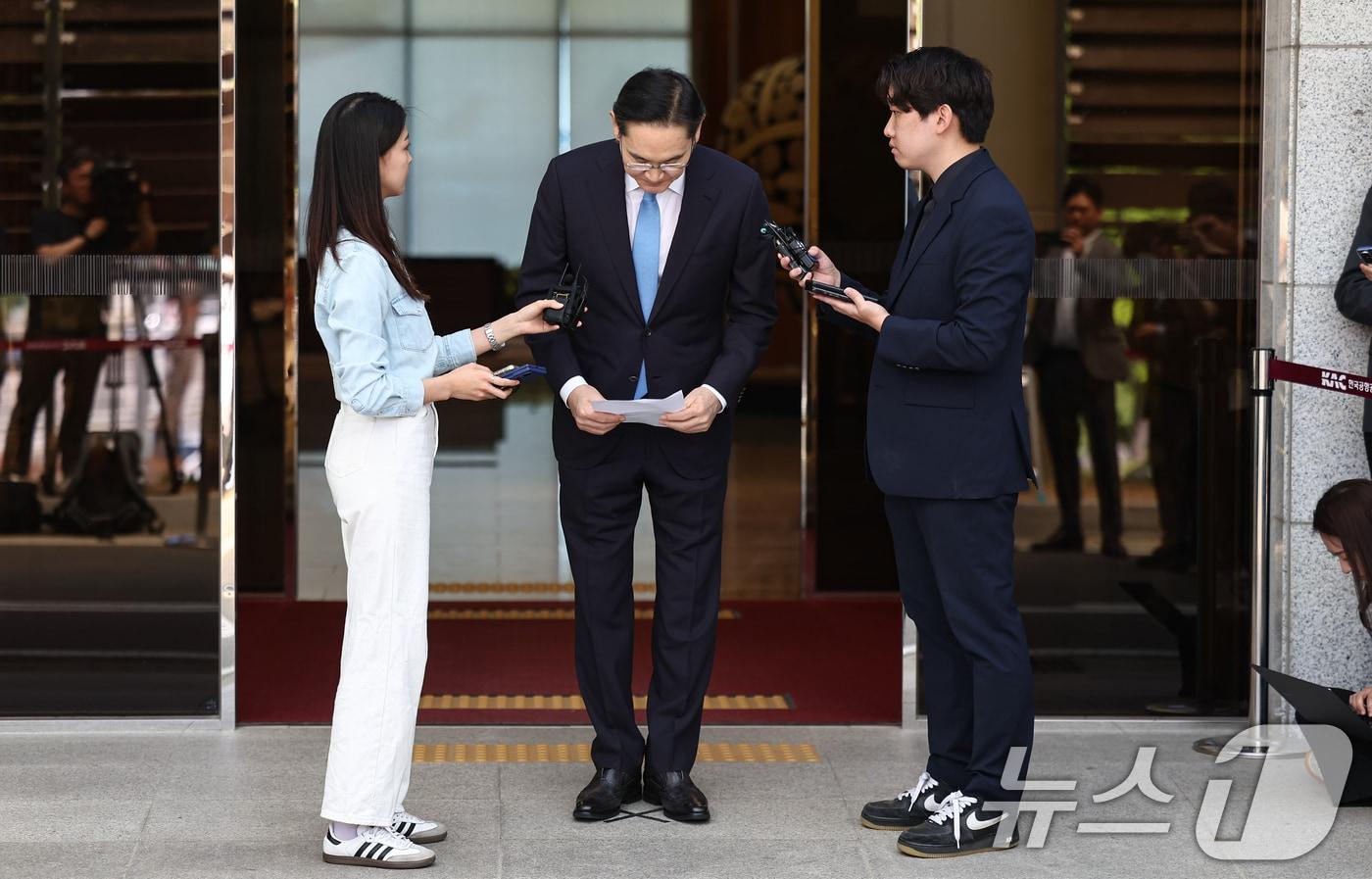 본문 이미지 - 이재용 삼성전자 회장이 16일 서울 강서구 서울김포비즈니스항공센터로 귀국하며 노조 파업에 대한 입장을 밝히던 중 고개숙여 인사하고 있다. 2026.5.16 ⓒ 뉴스1 김도우 기자