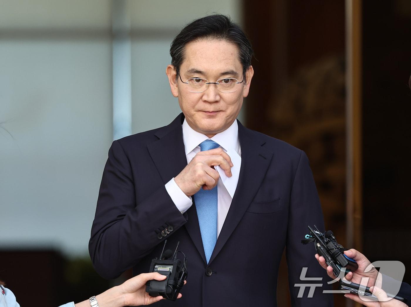 본문 이미지 - 이재용 삼성전자 회장이 2026년 5월 16일 서울 강서구 서울김포비즈니스항공센터로 귀국하며 주머니에서 입장문을 꺼내고 있다. 2026.5.16 ⓒ 뉴스1 김도우 기자