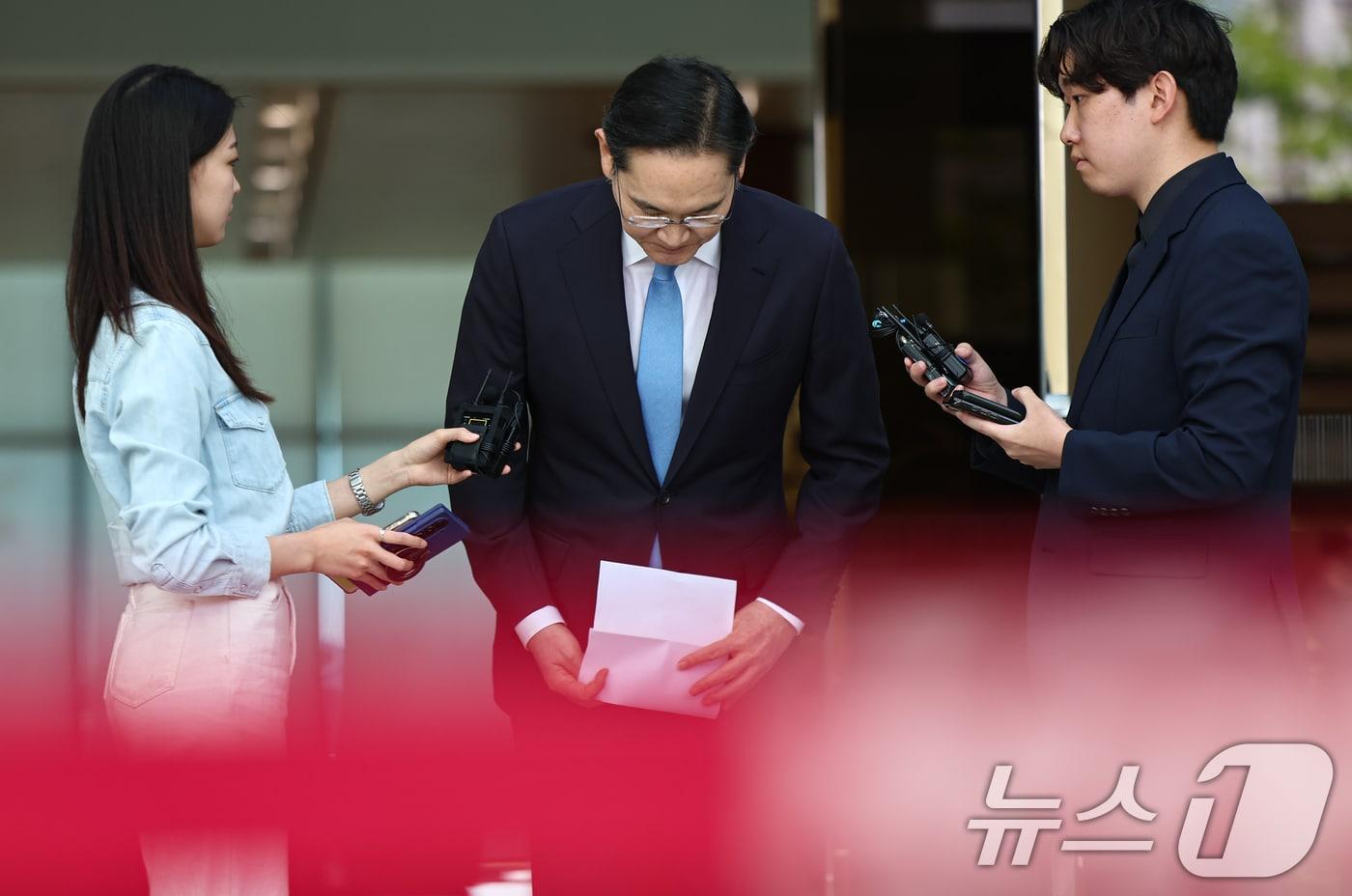 본문 이미지 - 이재용 삼성전자 회장이 16일 서울 강서구 서울김포비즈니스항공센터로 귀국하며 노조 파업에 대한 입장을 밝히던 중 고개숙여 사과하고 있다. 2026.5.16 ⓒ 뉴스1 김도우 기자