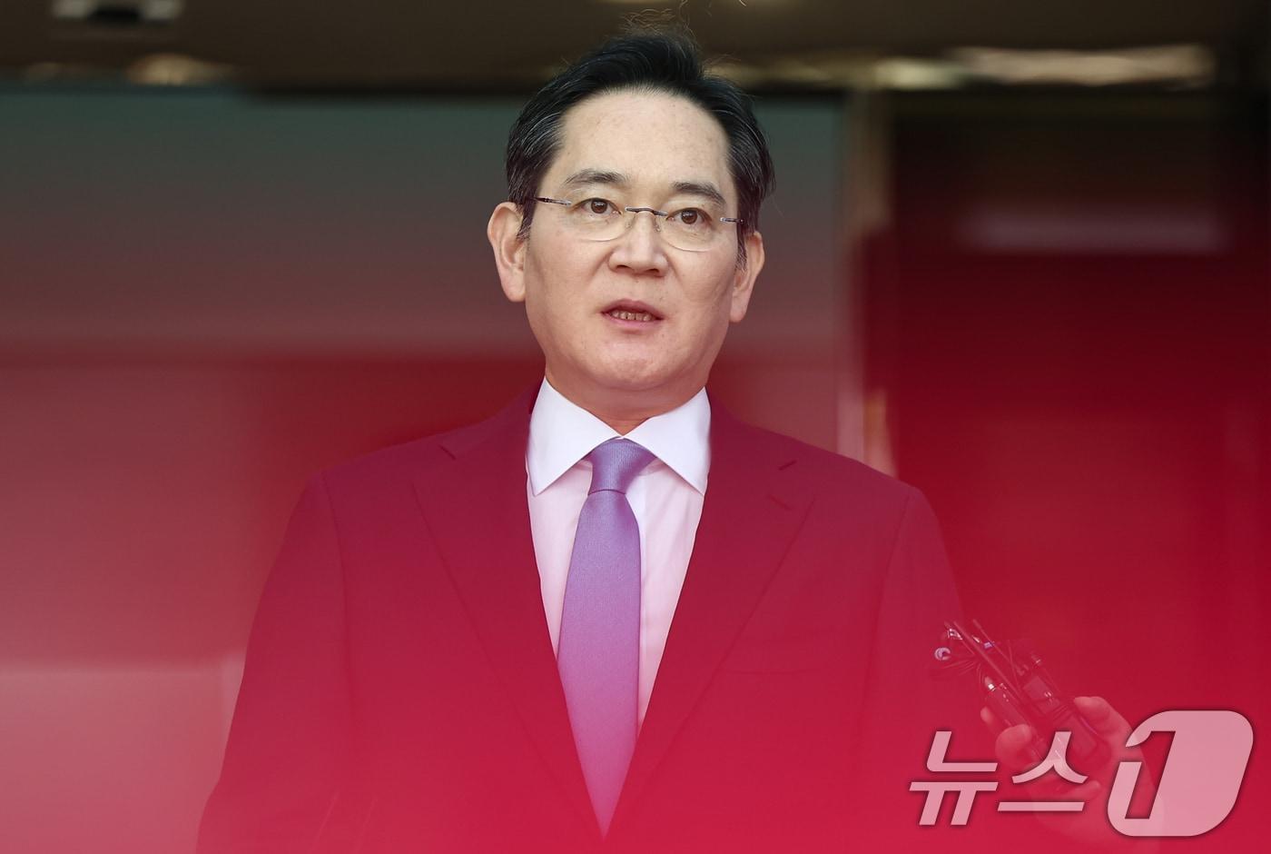 본문 이미지 - 이재용 삼성전자 회장이 16일 서울 강서구 서울김포비즈니스항공센터로 귀국하며 노조 파업에 대한 입장을 밝히고 있다. 2026.5.16 ⓒ 뉴스1 김도우 기자