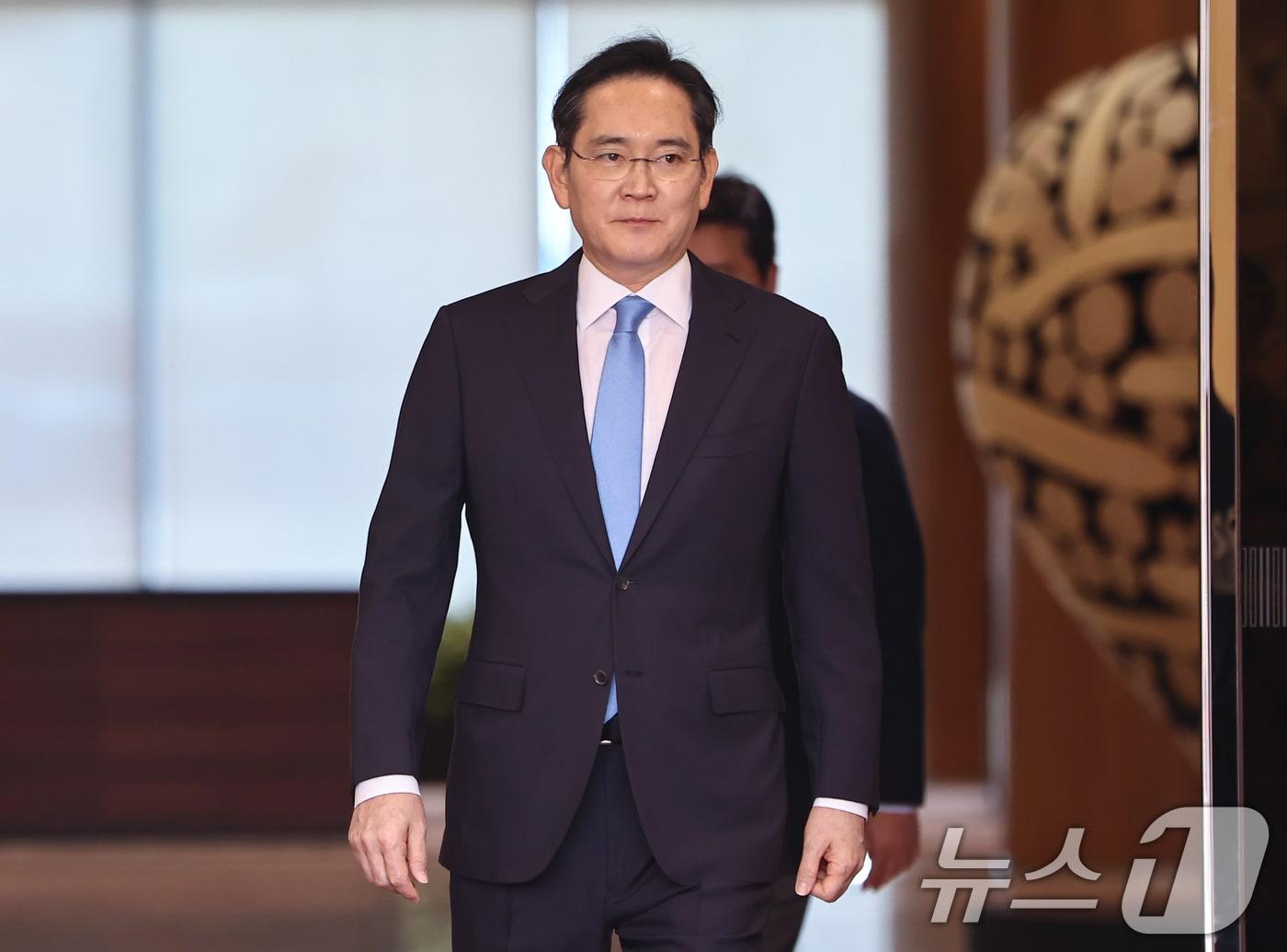 본문 이미지 - 이재용 삼성전자 회장이 16일 서울 강서구 서울김포비즈니스항공센터로 귀국하고 있다. 2026.5.16 ⓒ 뉴스1 김도우 기자