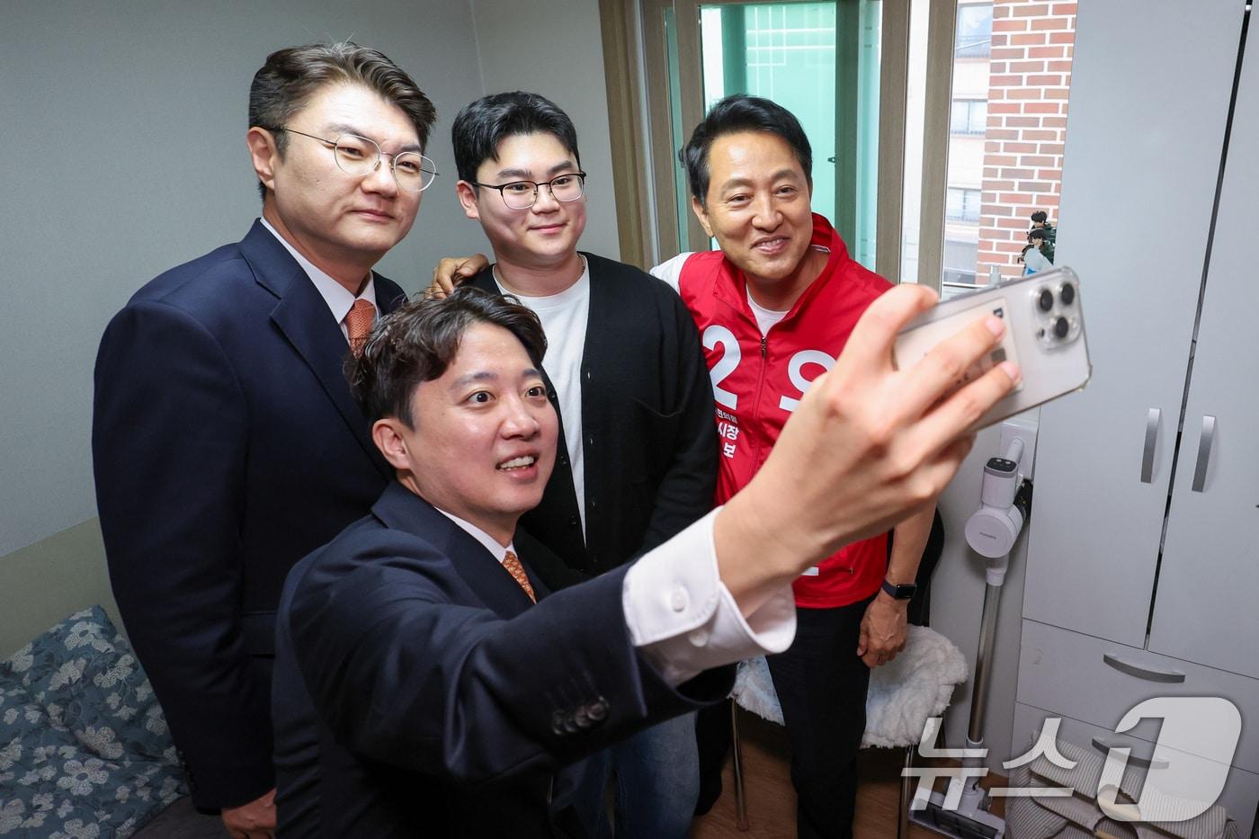 본문 이미지 - 지난 16일 오세훈 국민의힘 서울시장 후보와 이준석 개혁신당 대표, 김정철 개혁신당 서울시장 후보(오른쪽부터 시계방향)가 서울 노원구 공릉로의 원룸을 찾아 이곳에서 자취하는 대학생과 대화하며 애로사항을 청취한 뒤 셀카를 찍고 있다. 2026.5.16 ⓒ 뉴스1 안은나 기자