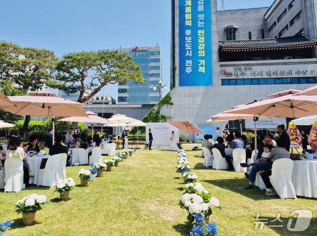 본문 이미지 - 16일 오전, 노송광장에서 청년 부부의 새 출발을 알리는 예식 행사가 개최됐다. 이날 결혼식은 ‘웨딩 in 전주(공공예식장 지원사업)’ 사업의 일환으로 진행했다.(독자 제공, 재판매 및 DB 금지)/뉴스1