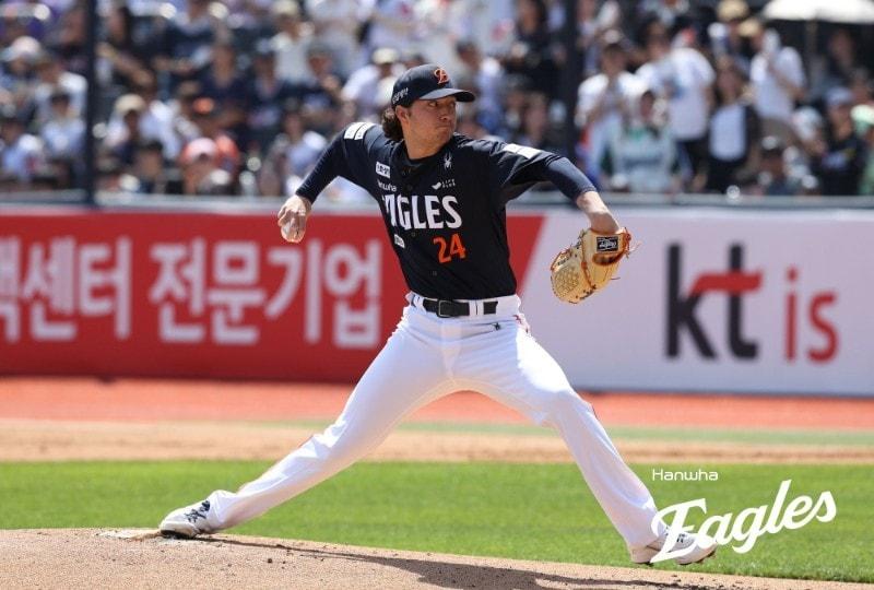 본문 이미지 - 한화 외국인 투수 화이트가 16일 KT와 경기에서 역투하고 있다.(한화 이글스 제공)