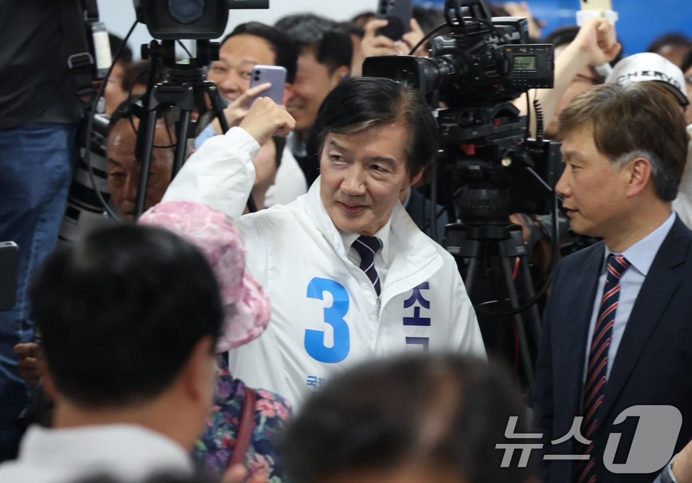 본문 이미지 - 조국 조국혁신당 경기 팽택을 국회의원 후보가 16일 경기 평택시 안중읍 선거사무소에서 열린 개소식에 입장하고 있다. 2026.5.16 ⓒ 뉴스1 김영운 기자