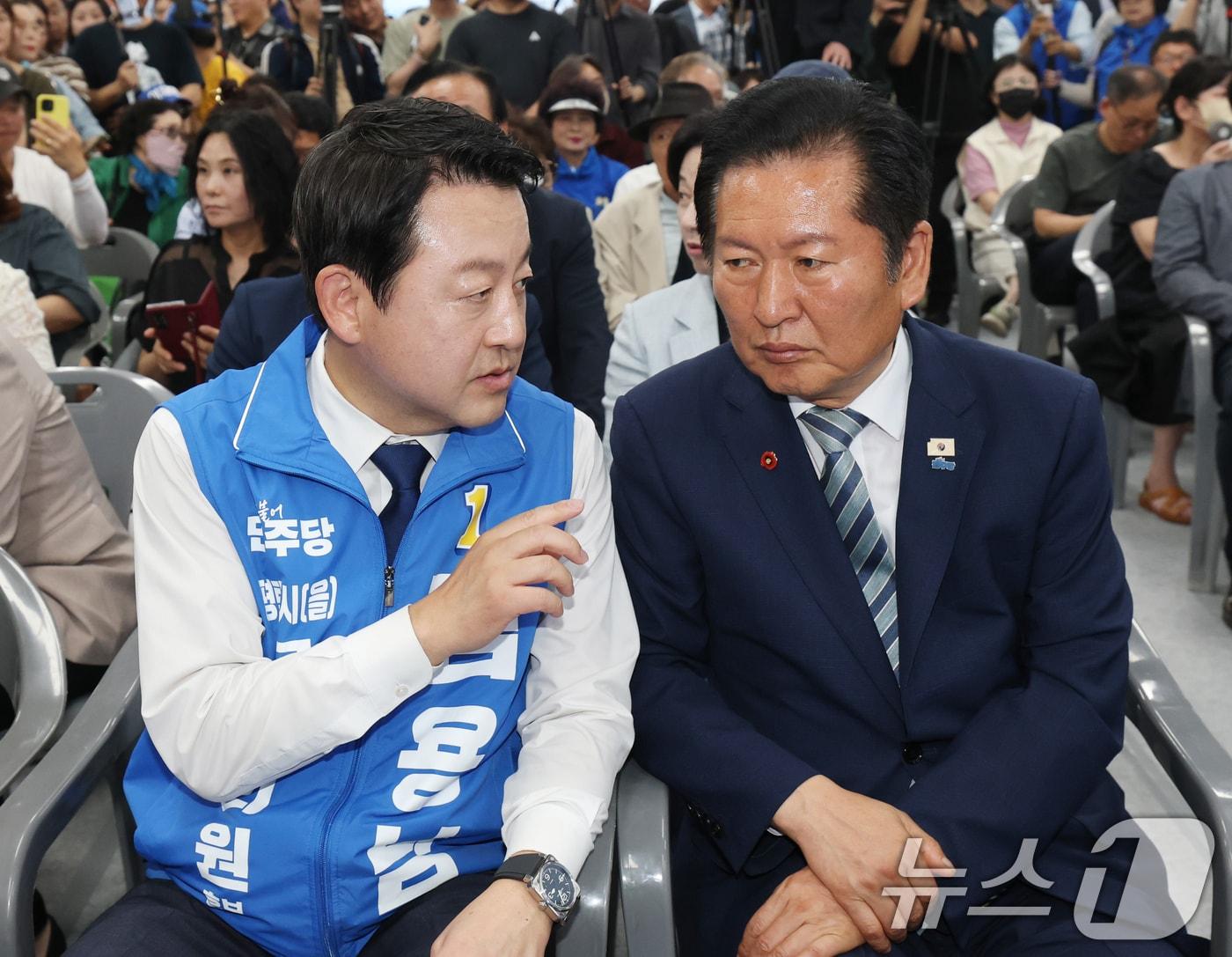 본문 이미지 - 김용남 더불어민주당 경기 팽택을 국회의원 후보가 지난 5월 16일 경기 평택시 안중읍 선거사무소에서 열린 개소식에서 정청래 대표와 이야기를 하고 있는 모습. 2026.5.16 ⓒ 뉴스1 김영운 기자