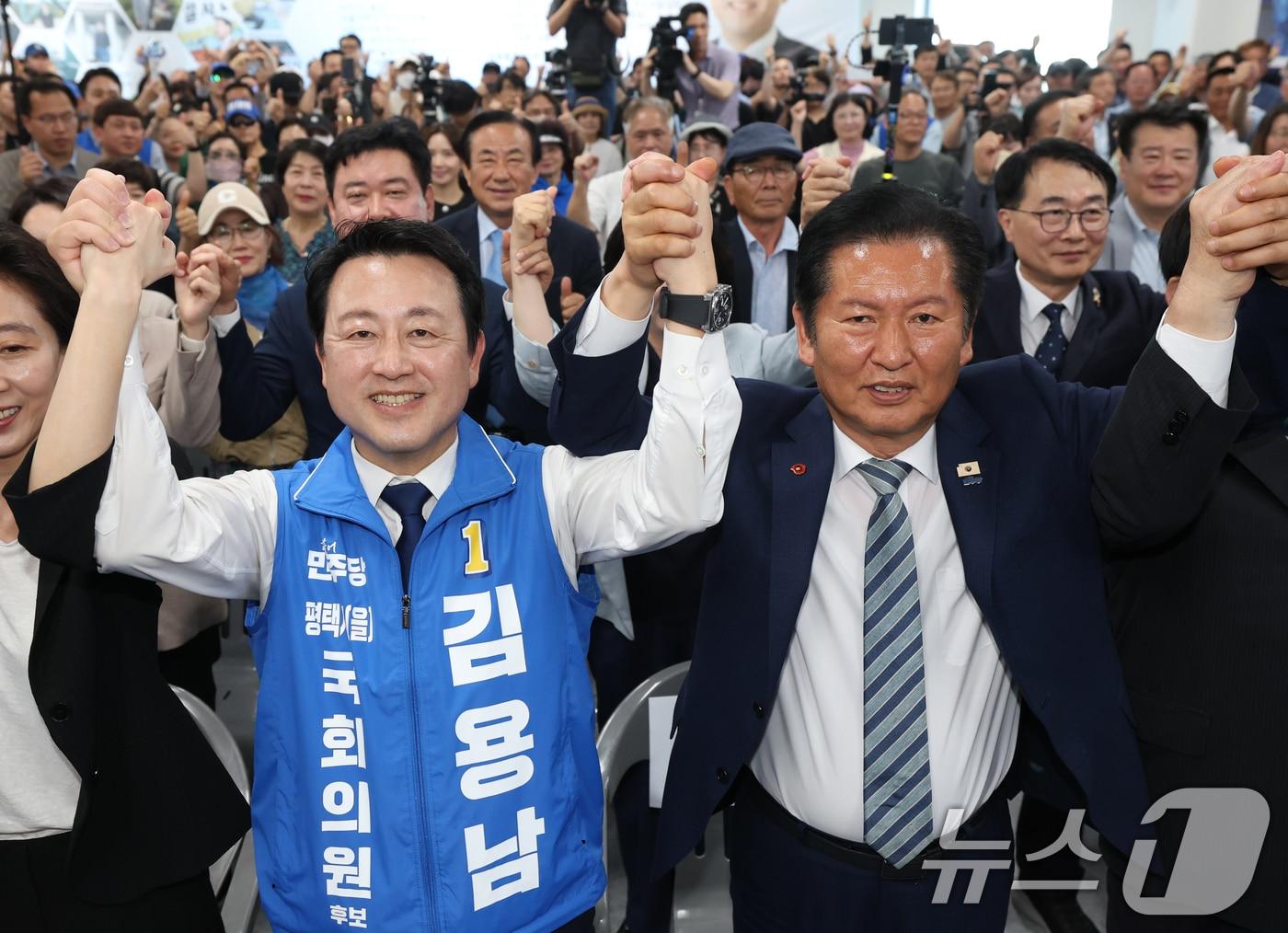 본문 이미지 - 김용남 더불어민주당 경기 팽택을 국회의원 후보가 16일 경기 평택시 안중읍 선거사무소에서 열린 개소식에서 정청래 대표 및 지지자들과 함께 기념촬영을 하고 있다. 2026.5.16 ⓒ 뉴스1 김영운 기자