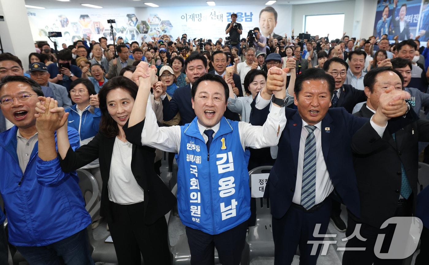 본문 이미지 - 김용남 더불어민주당 경기 팽택을 국회의원 후보가 16일 경기 평택시 안중읍 선거사무소에서 열린 개소식에서 정청래 대표 및 지지자들과 함께 기념촬영을 하고 있다. 2026.5.16 ⓒ 뉴스1 김영운 기자