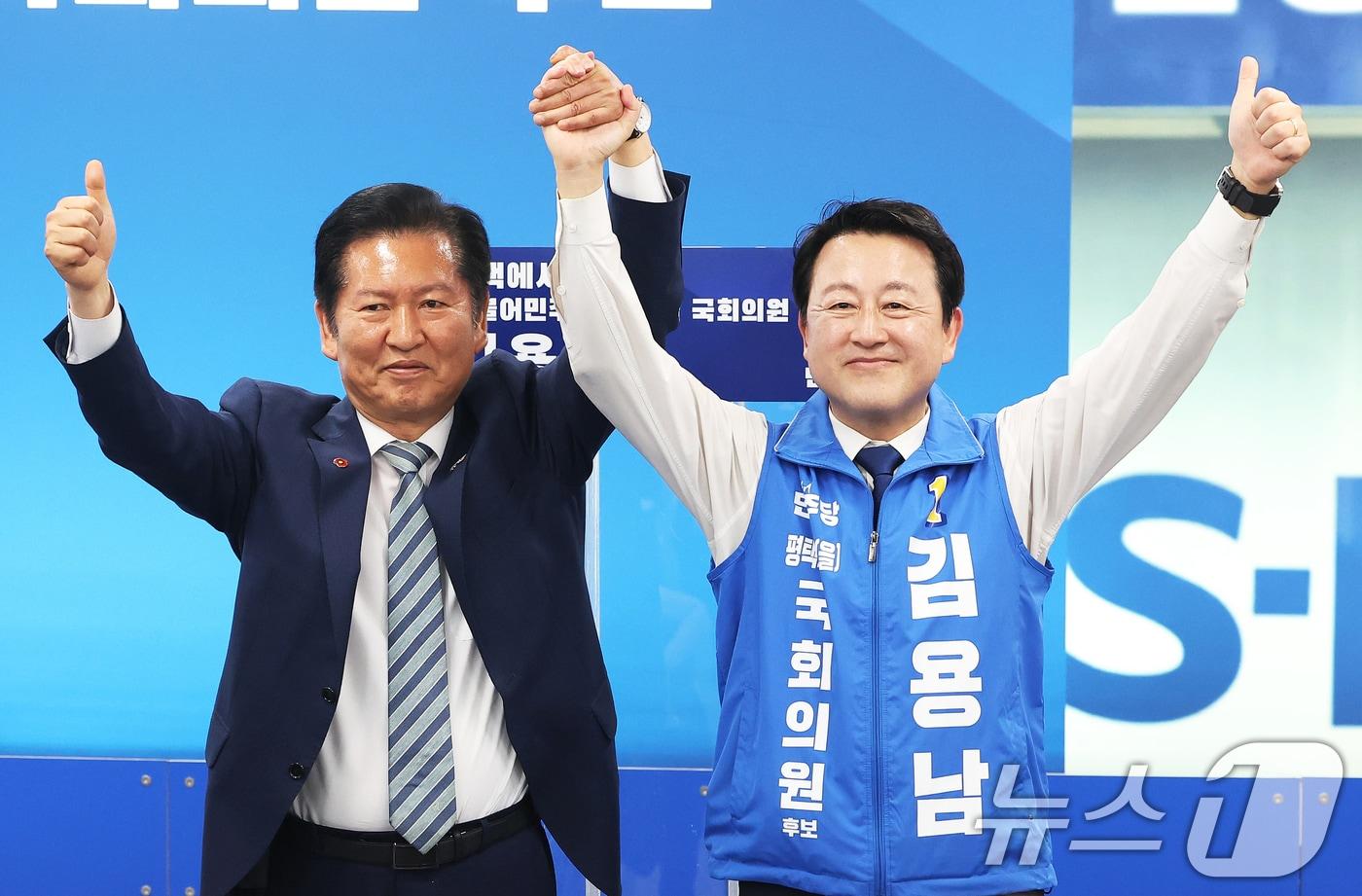 본문 이미지 - 김용남 더불어민주당 경기 팽택을 후보가 15일 경기 평택시 안중읍 선거사무소에서 열린 개소식에서 정청래 대표와 함께 기념촬영을 하고 있다. (공동취재) ⓒ 뉴스1 김영운 기자