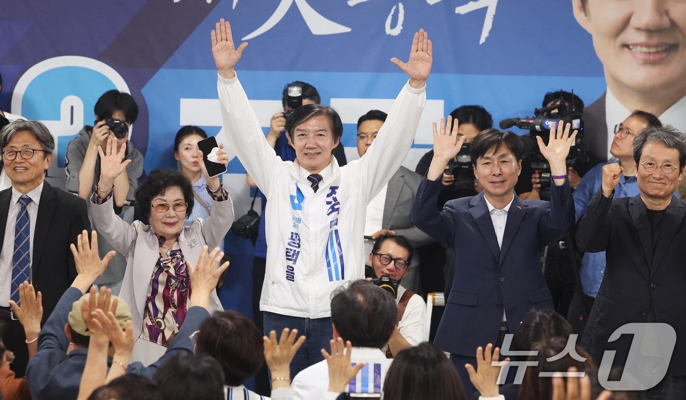 본문 이미지 - 조국 조국혁신당 경기 팽택을 국회의원 후보가 15일 경기 평택시 안중읍 선거사무소에서 열린 개소식에서 기념촬영을 하고 있다. (공동취재) 2026.5.16 ⓒ 뉴스1 김영운 기자