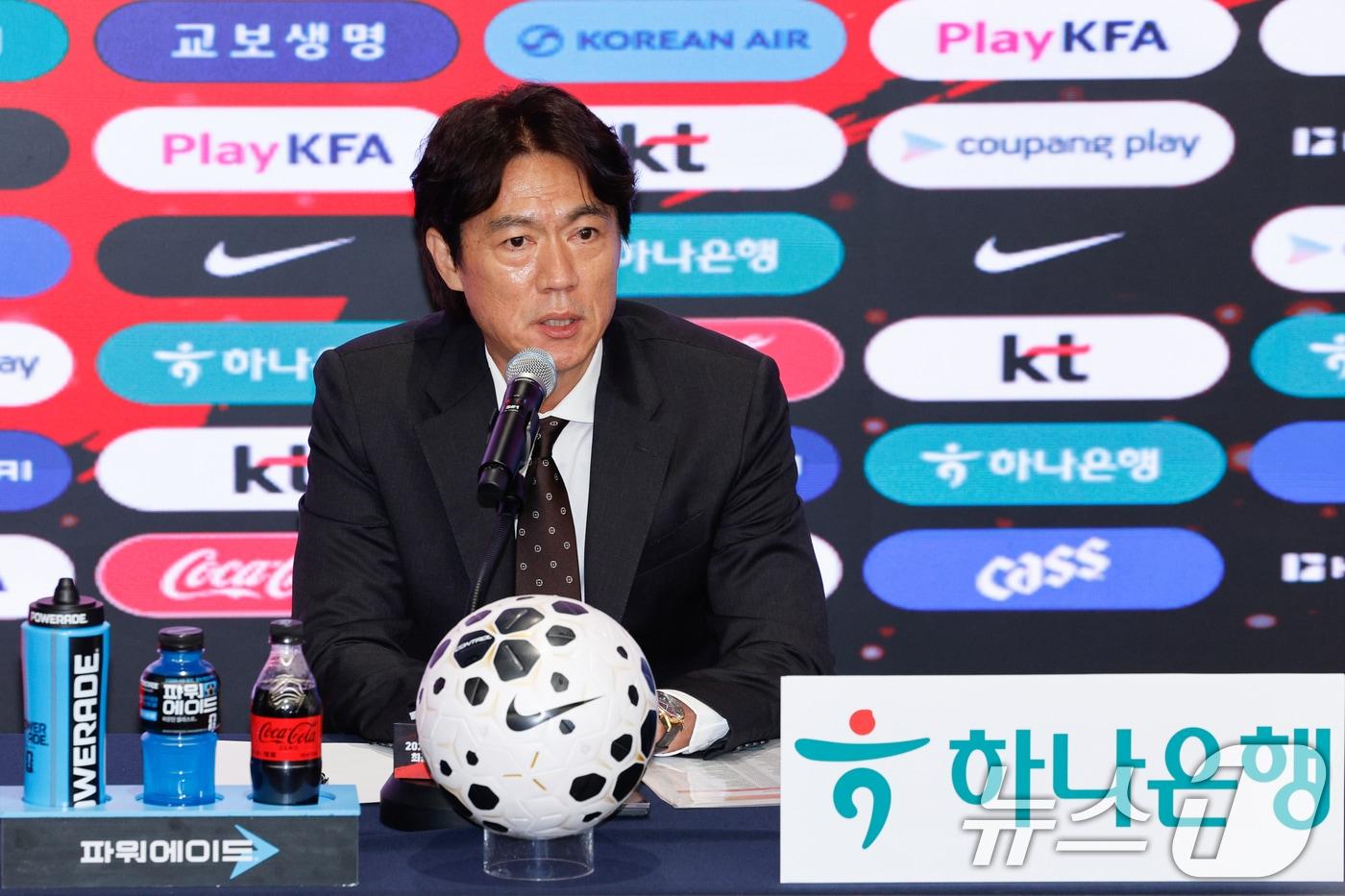 본문 이미지 - 홍명보 감독이 16일 오후 서울 종로구 KT온마당에서 2026 FIFA 북중미 월드컵 대한민국 축구대표팀 최종 명단을 발표하고 있다. 2026.5.16 ⓒ 뉴스1 안은나 기자