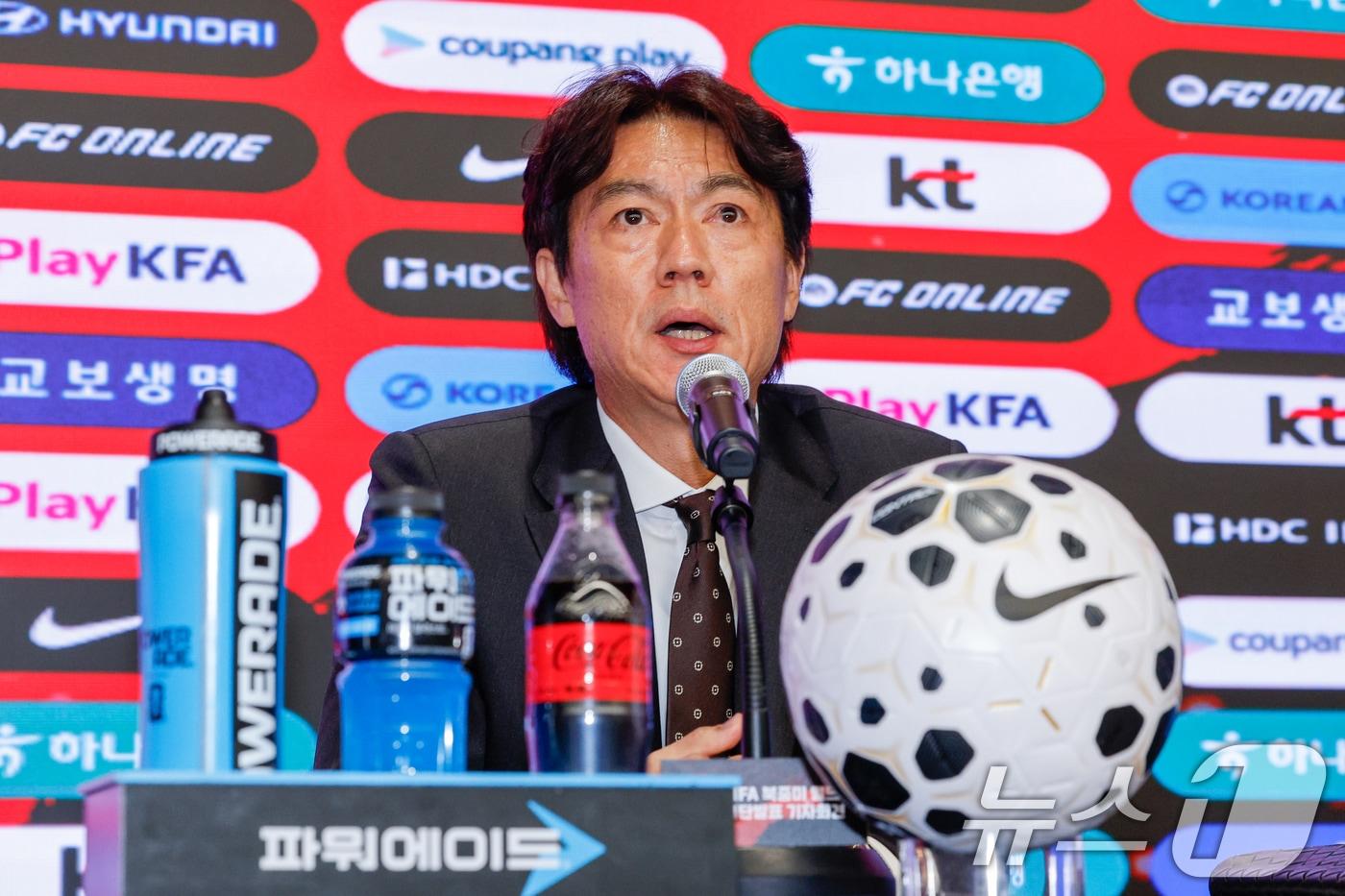 본문 이미지 - 홍명보 감독이 16일 오후 서울 종로구 KT온마당에서 2026 FIFA 북중미 월드컵 대한민국 축구대표팀 최종 명단을 발표, 취재진 질의에 답하고 있다. 2026.5.16 ⓒ 뉴스1 안은나 기자