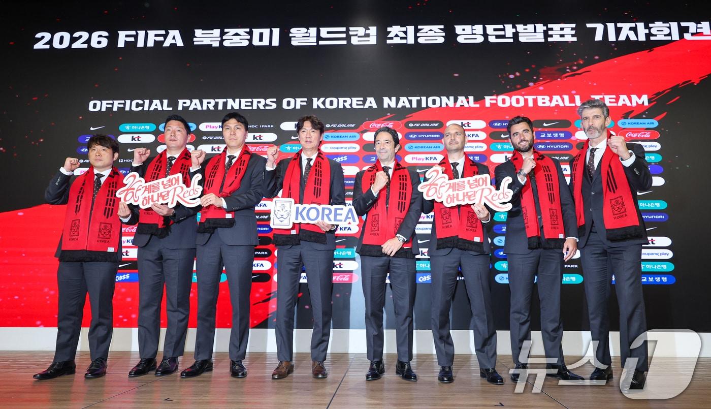 본문 이미지 - 홍명보 감독을 비롯한 대한민국 축구국가대표팀 코칭스태프ⓒ 뉴스1 안은나 기자