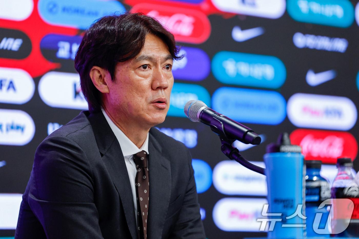 본문 이미지 - 홍명보 감독이 16일 오후 서울 종로구 KT온마당에서 2026 FIFA 북중미 월드컵 대한민국 축구국가대표팀 최종 명단 발표를 마친 뒤 취재진 질문에 답하고 있다. 2026.5.16 ⓒ 뉴스1 안은나 기자