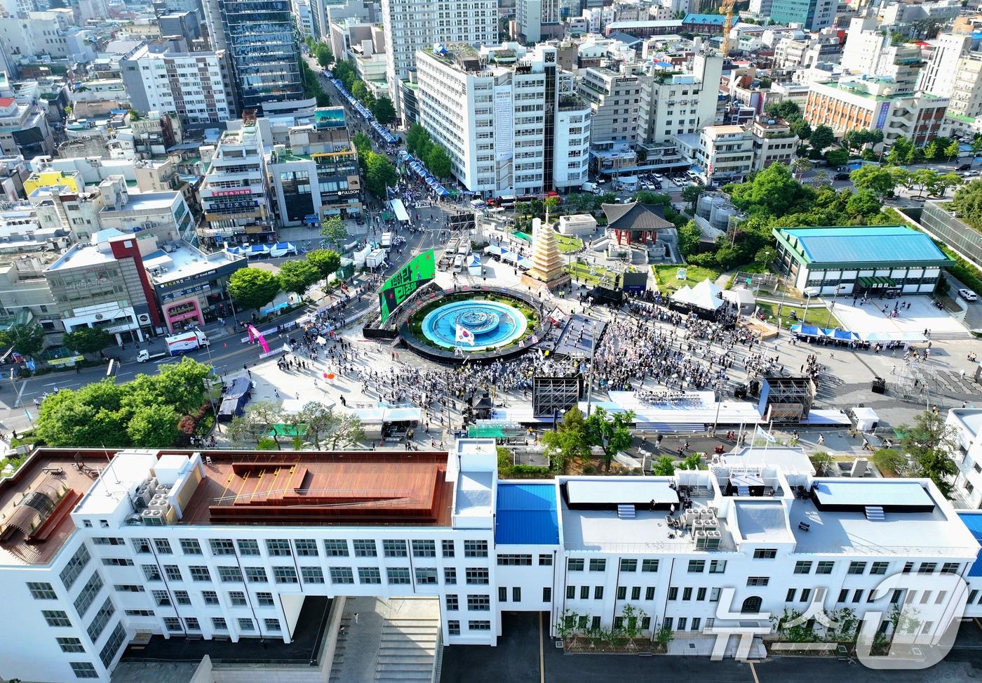본문 이미지 - 5·18민주화운동 46주기를 이틀 앞둔 16일 오후 광주 동구 5.18민주광장에서 5·18민중항쟁기념행사위원회의 민주의밤 행사가 펼쳐지고 있다. 2026.5.16 ⓒ 뉴스1 김태성 기자
