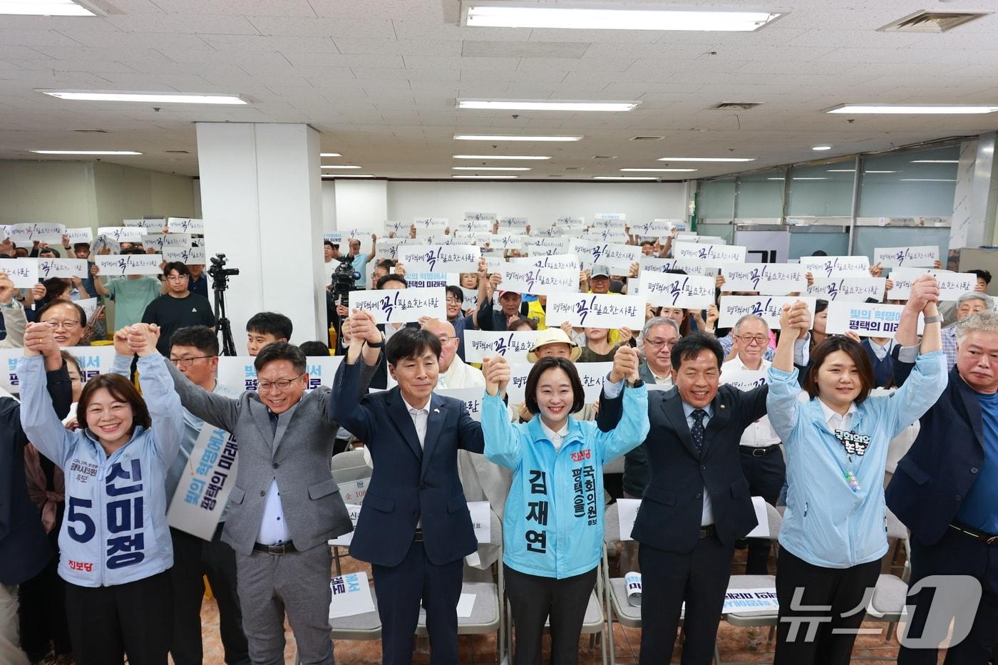 본문 이미지 -  김재연 진보당 평택을 경기 국회의원 후보와 지지자들이 기념촬영을 하고 있다.(김 후보 선거사무소 제공)