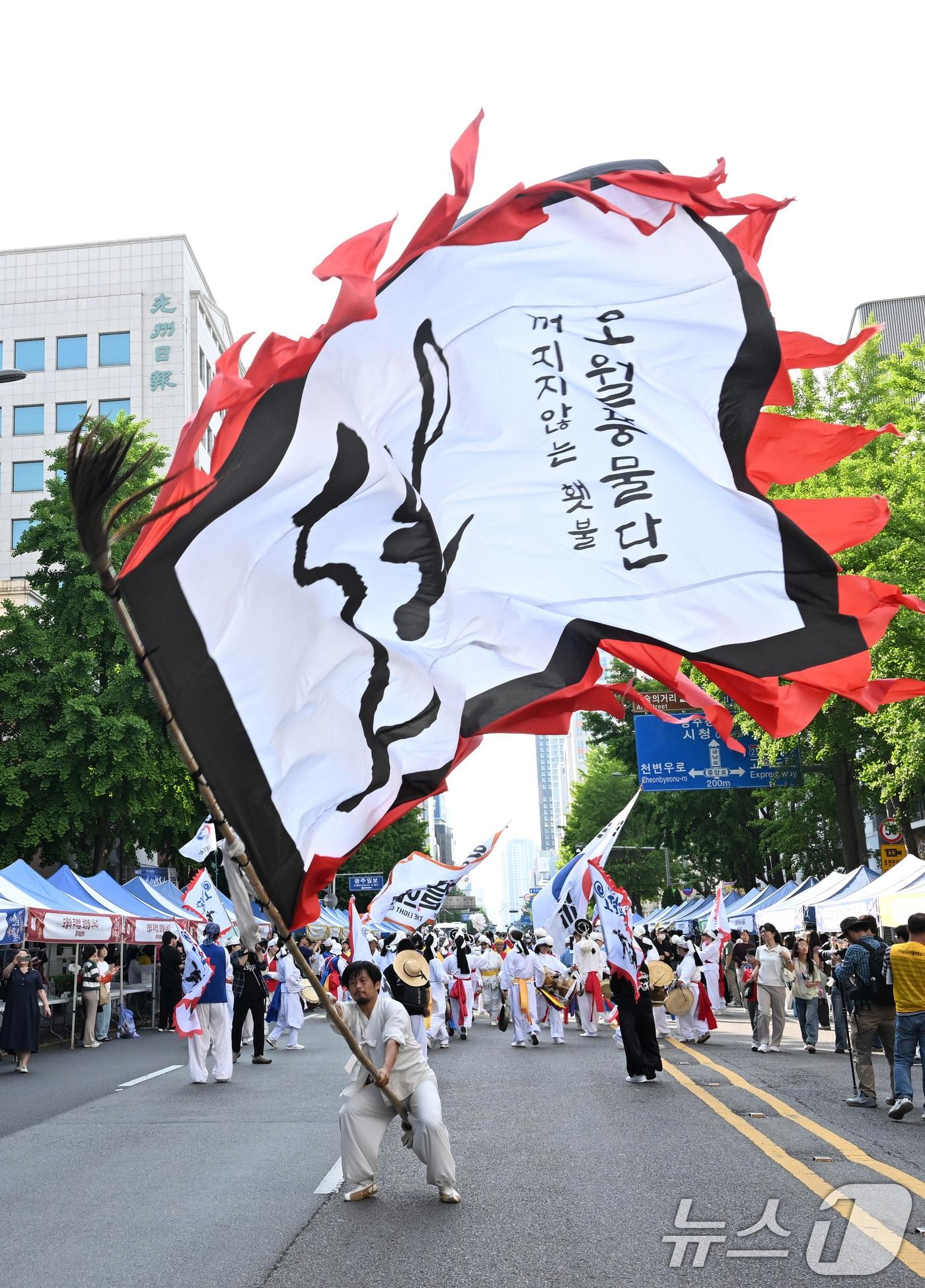 본문 이미지 - 5·18 민주화운동 46주년을 앞두고 16일 1980년 금남로로 행진했던 '민족민주화 성회' 행진을 재현하는 민주평화대행진이 금남로에서 펼쳐지고 있다. 2026.5.16 ⓒ 뉴스1 김태성 기자