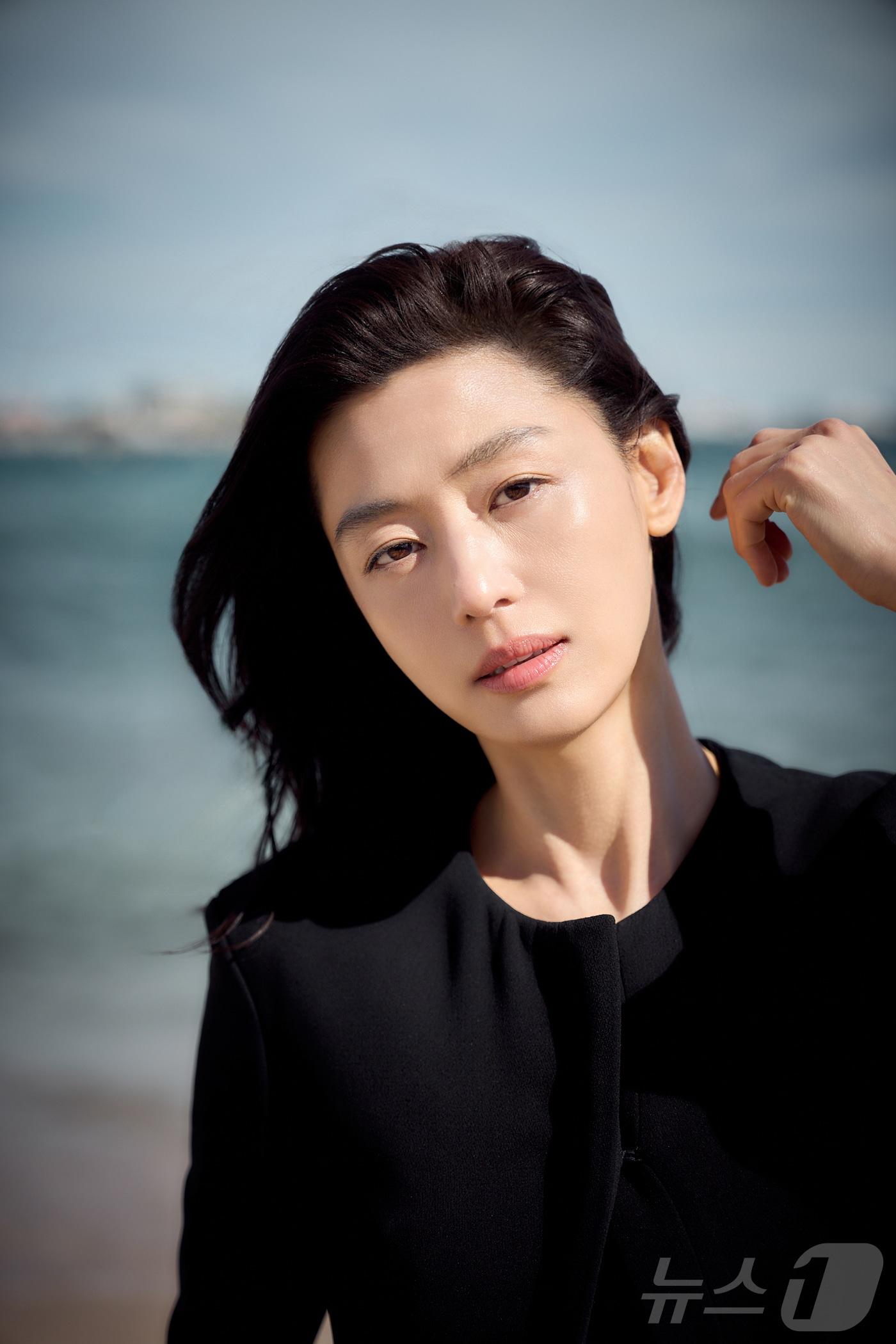 본문 이미지 - 제79회 칸 국제영화제가 열리고 있는 16일(현지시간) 프랑스 남부 소도시 칸 팔레 데 페스티발(Palais des Festivals) 한국영화진흥위원회 부스 인근 크루아제트 해변에서 열린 영화 ‘군체’ 출연진 화보 촬영에서 배우 전지현이 포즈를 취하고 있다. (쇼박스 제공. 재판매 및 DB 금지) 2026.5.17 ⓒ 뉴스1 이준성 특파원