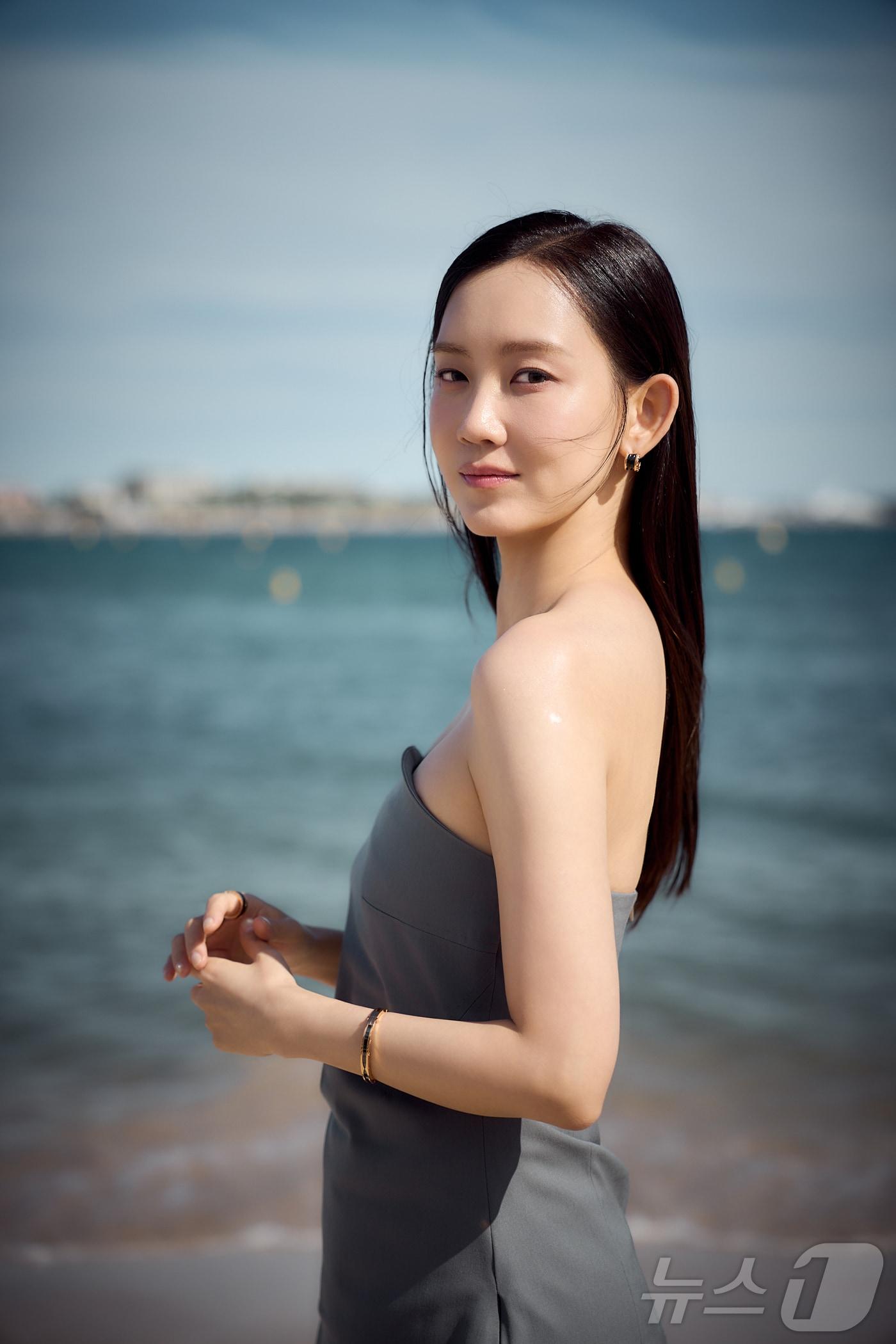 본문 이미지 - 제79회 칸 국제영화제가 열리고 있는 16일(현지 시각) 프랑스 남부 소도시 칸 팔레 데 페스티발(Palais des Festivals) 한국영화진흥위원회 부스 인근 크루아제트 해변에서 열린 영화 ‘군체’ 출연진 화보 촬영에서 배우 신현빈이 포즈를 취하고 있다. (쇼박스 제공. 재판매 및 DB 금지) 2026.5.17 ⓒ 뉴스1 이준성 특파원