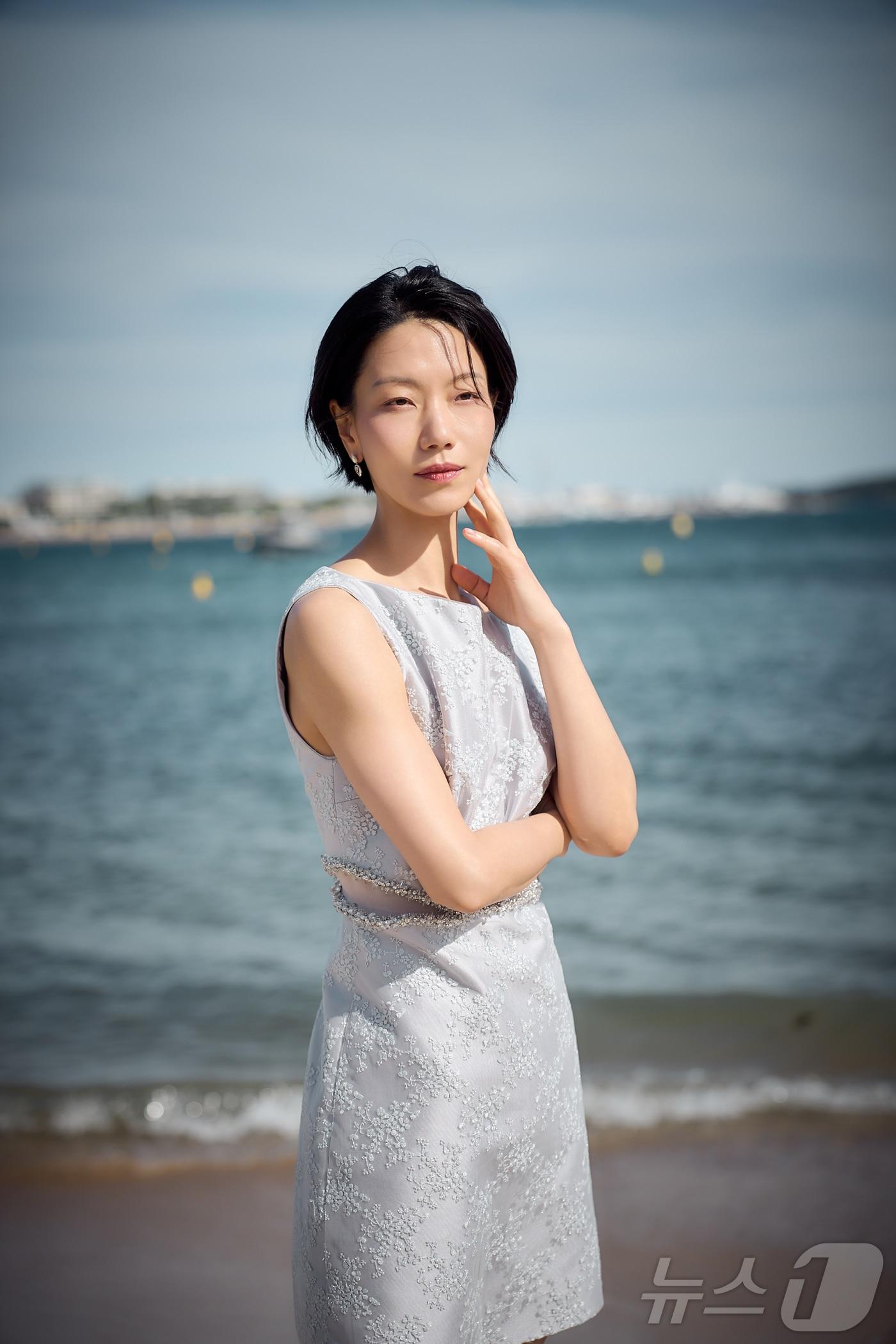 본문 이미지 - 제79회 칸 국제영화제가 열리고 있는 16일(현지 시각) 프랑스 남부 소도시 칸 팔레 데 페스티발(Palais des Festivals) 한국영화진흥위원회 부스 인근 크루아제트 해변에서 열린 영화 ‘군체’ 출연진 화보 촬영에서 배우 김신록이 포즈를 취하고 있다. (쇼박스 제공. 재판매 및 DB 금지) 2026.5.17 ⓒ 뉴스1 이준성 특파원