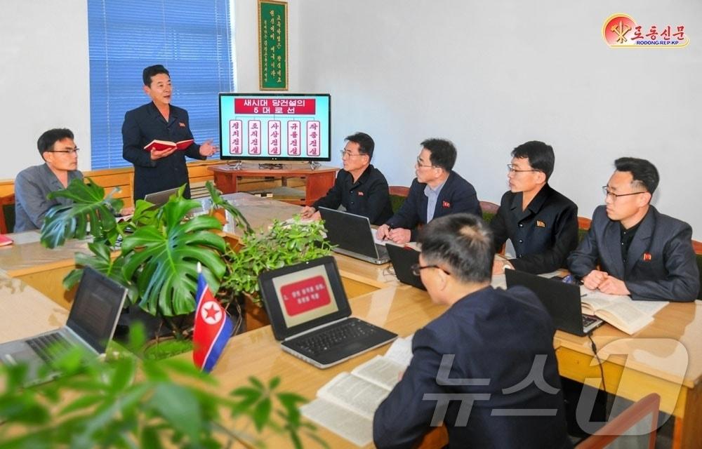 본문 이미지 - (평양 노동신문=뉴스1) = 북한 노동당 기관지 노동신문은 17일 "원산시당학교에서 김정은 노동당 총비서의 저작에 대한 학습을 심화하고 있다＂면서 ＂사상과 진수를 깊이 체득하기 위한 학습이 진행되고 있다＂고 보도했다. [국내에서만 사용가능. 재배포 금지. DB 금지. For Use Only in the Republic of Korea. Redistribution Prohibited] rodongphoto@news1.kr