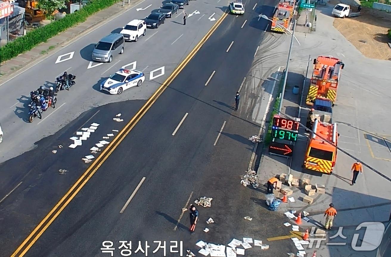 본문 이미지 -  아산 온천동 기름 유출 현장. (도로공사 CCTV 갈무리, 재판매 및 DB금지) / 뉴스1
