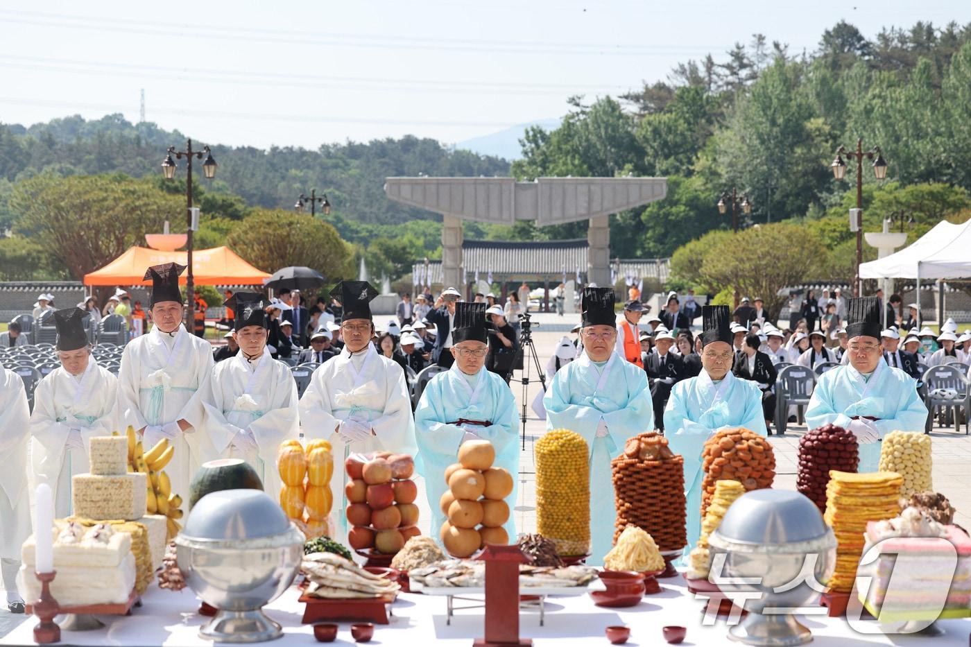 본문 이미지 - 5·18민주화운동 제46주년을 하루 앞둔 17일 광주 북구 운정동 국립5·18민주묘지에서 열린 추모제에서 재례의식이 진행되고 있다. 2026.5.17 ⓒ 뉴스1 박지현 기자