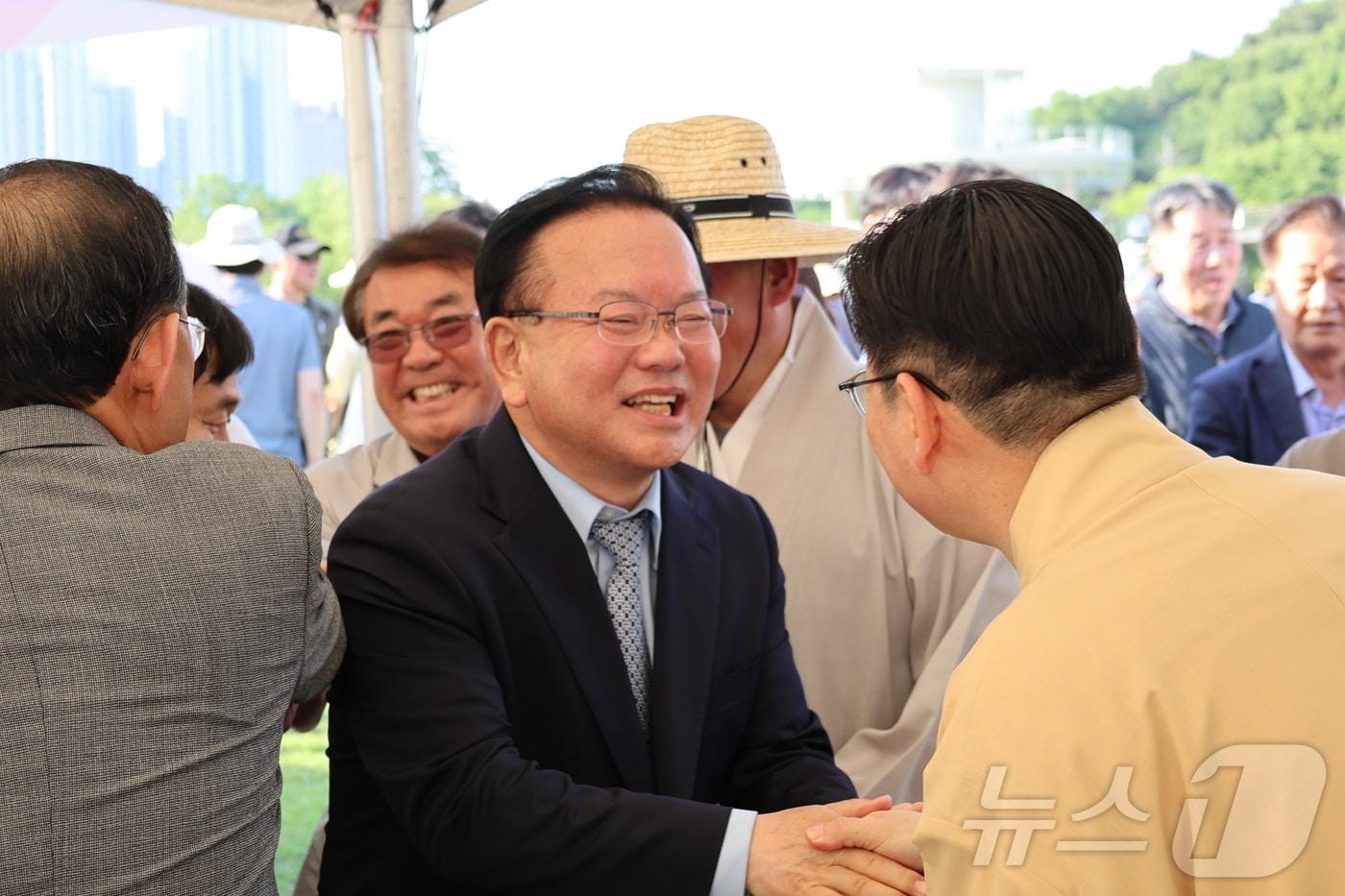 본문 이미지 - 김부겸 더불어민주당 대구시장 후보가 16일 오후 대구 두류공원에서 열린 부처님오신날 법요식에 참석해 시민과 인사를 나누고 있다. (김부겸 후보 캠프 제공. 재판매 및 DB 금지) ⓒ 뉴스1 남승렬 기자