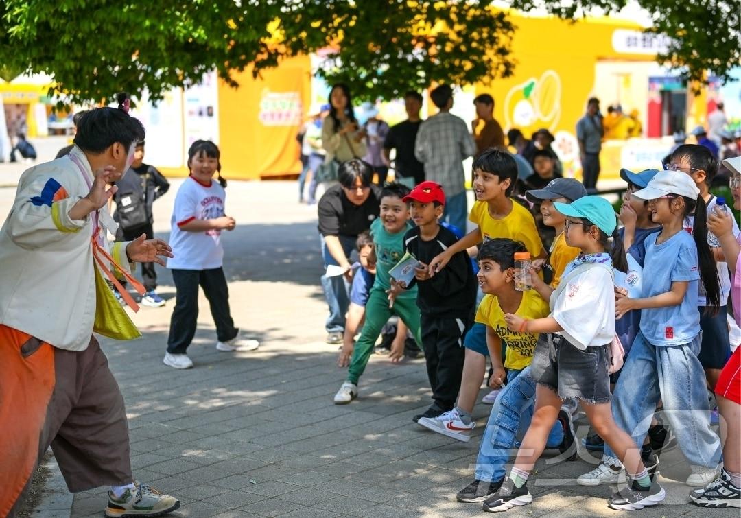 본문 이미지 - 성주 참외·생명문화축제에 참가한 아이들이 16일 웰컴 테라스 쇼로 진행된 오징어 게임을 하며 즐거운 시간을 보내고 있다.(성주군 제공. 재판매 및 DB금지) 2026.5.17 ⓒ 뉴스1 정우용 기자