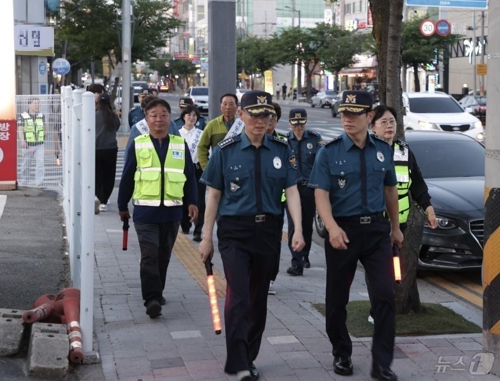 본문 이미지 - 지난 17일 최근 발생한 고교생 대상 흉기 난동사건 관련, 범죄 불안감 해소를 위해 자율방범대·생안협의회 등 협력단체와 함께 ‘안동시 옥동 상업지구’ 일대 위력 합동순찰을 전개했다. 2026.5.17 ⓒ 뉴스1 김대벽기자