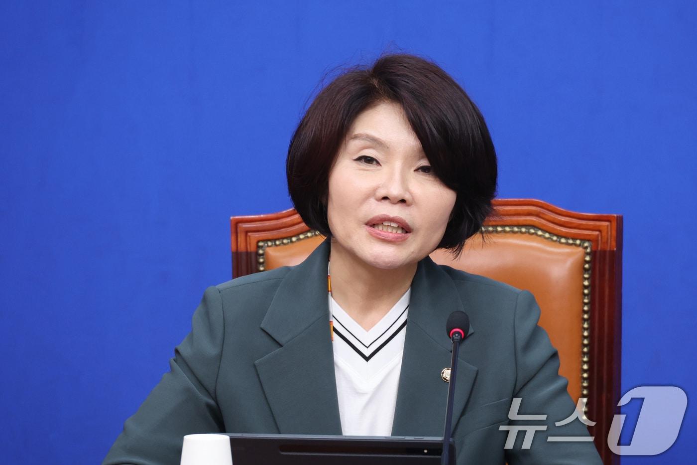 본문 이미지 - 한정애 더불어민주당 정책위의장이 17일 서울 여의도 국회에서 6.3 지방선거 청년 공약을 발표하고 있다. 2026.5.17 ⓒ 뉴스1 신웅수 기자