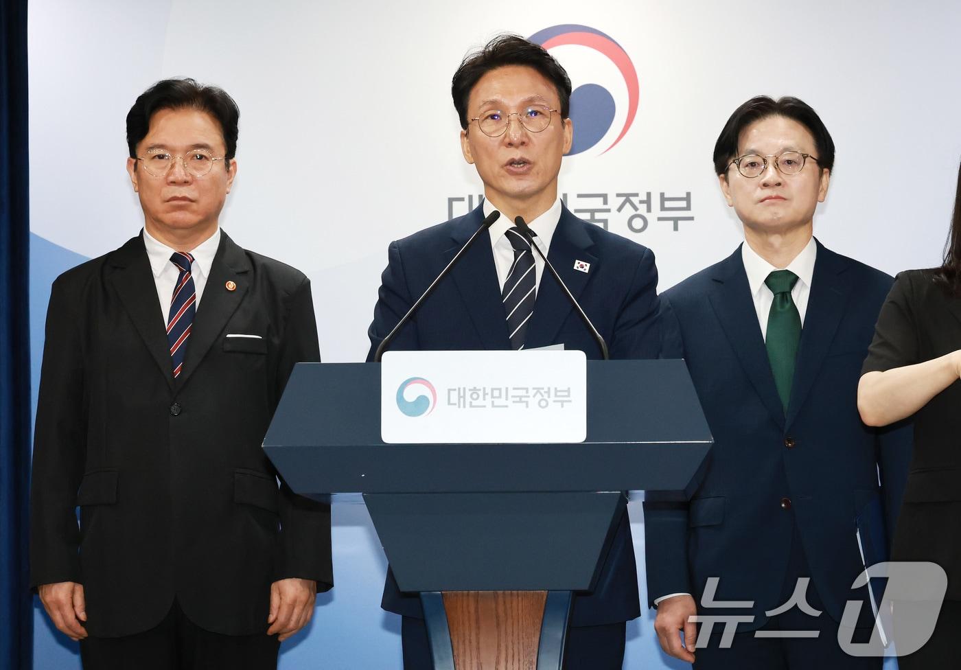 본문 이미지 - 김민석 국무총리가 17일 서울 종로구 정부서울청사에서 삼성전자 파업 관련 대국민 담화를 하고 있다. 왼쪽부터 김영훈 고용노동부 장관, 김 총리, 김정관 산업통상부 장관. 2026.5.17 ⓒ 뉴스1 임세영 기자