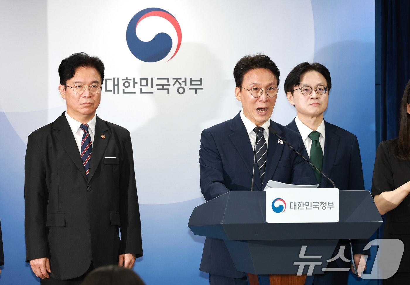 본문 이미지 - 김민석 국무총리가 17일 서울 종로구 정부서울청사에서 삼성전자 파업 관련 대국민 담화를 하고 있다. 왼쪽부터 김영훈 고용노동부 장관, 김 총리, 김정관 산업통상부 장관. 2026.5.17 ⓒ 뉴스1 임세영 기자
