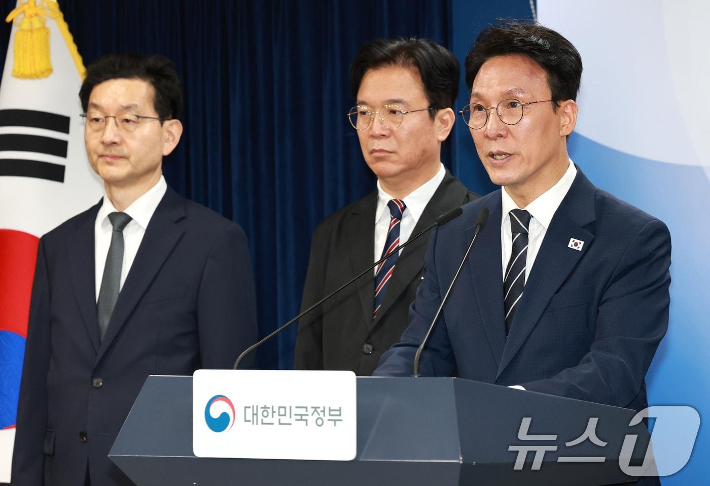 본문 이미지 - 김민석 국무총리가 17일 서울 종로구 정부서울청사에서 삼성전자 파업 관련 대국민 담화를 하고 있다. 왼쪽부터 윤창렬 국무조정실장, 김영훈 고용노동부 장관, 김 총리. 2026.5.17 ⓒ 뉴스1 임세영 기자
