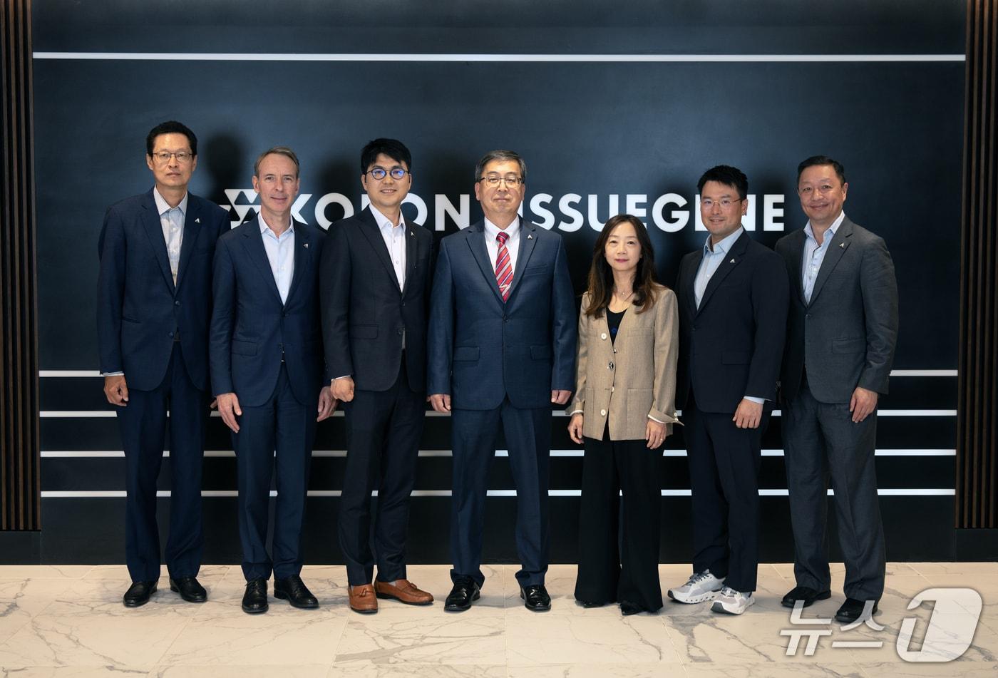 본문 이미지 - 코오롱티슈진 이사진. (왼쪽부터)김영준 감사, 얀 반 아커 사외이사, 전승호 코오롱티슈진 대표, 노문종 코오롱티슈진 대표, 김정인 사내이사, 이규호 사내이사, 로버트 앙 사외이사.(코오롱티슈진 제공)