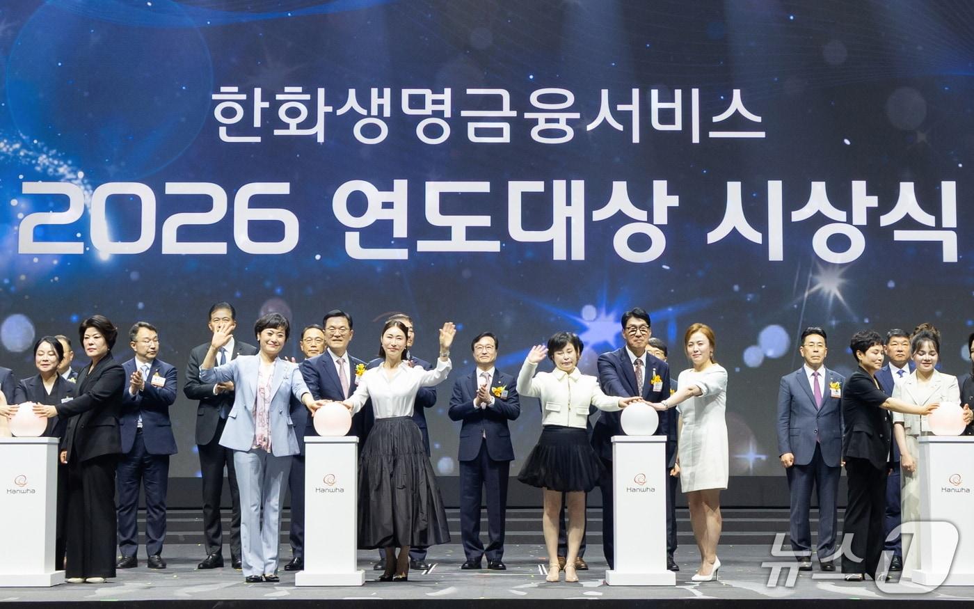 본문 이미지 - 15일 일산 킨텍스에서 열린 한화생명금융서비스 '2026 연도대상 시상식'에서 이경근 한화생명 대표(사진 중앙 왼쪽)와 최승영 한화생명금융서비스 대표(사진 중앙 오른쪽)를 비롯한 주요 참석자들이 챔피언 수상자들과 함께 기념 촬영을 하고 있다. (사진제공=한화생명금융서비스)