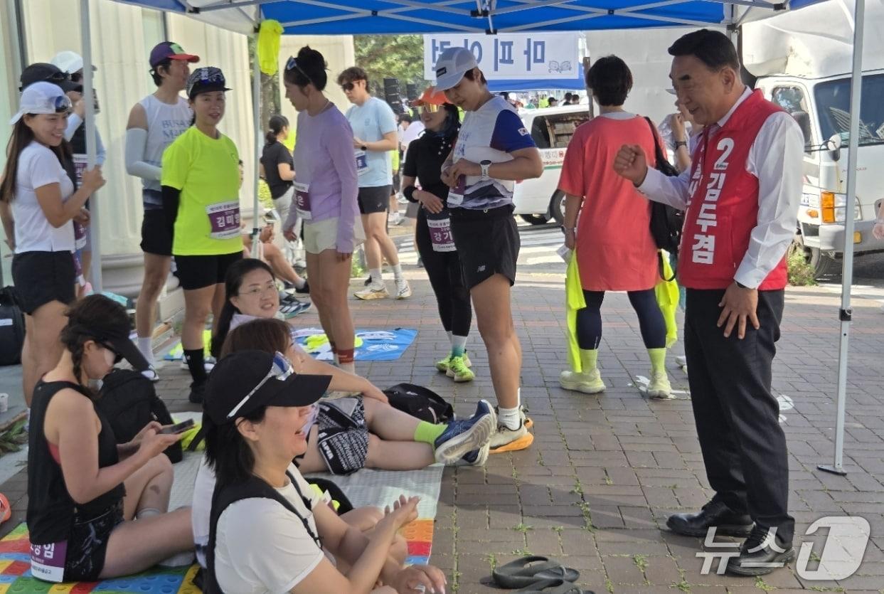 본문 이미지 - 김두겸 국민의힘 울산시장 후보가 17일 울산 북구 강동해변 몽돌마라톤대회 행사 현장에서 유권자들에게 지지를 호소하고 있다. (김두겸 후보 캠프 제공. 재판매 및 DB 금지) /뉴스1