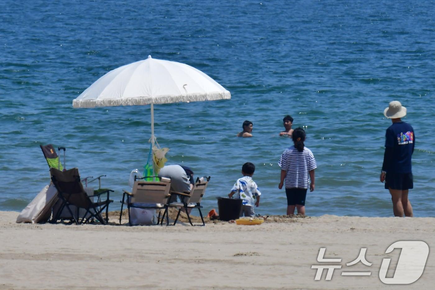 본문 이미지 - 경북 포항시의 낮 최고기온이 27도까지 올라가며 초여름 날씨를 보인 17일 더위를 참지 못한 시민과 관광객들이 북구 영일대해수욕장에서 물놀이를 하고 있다. 2026.5.17 ⓒ 뉴스1 최창호 기자
