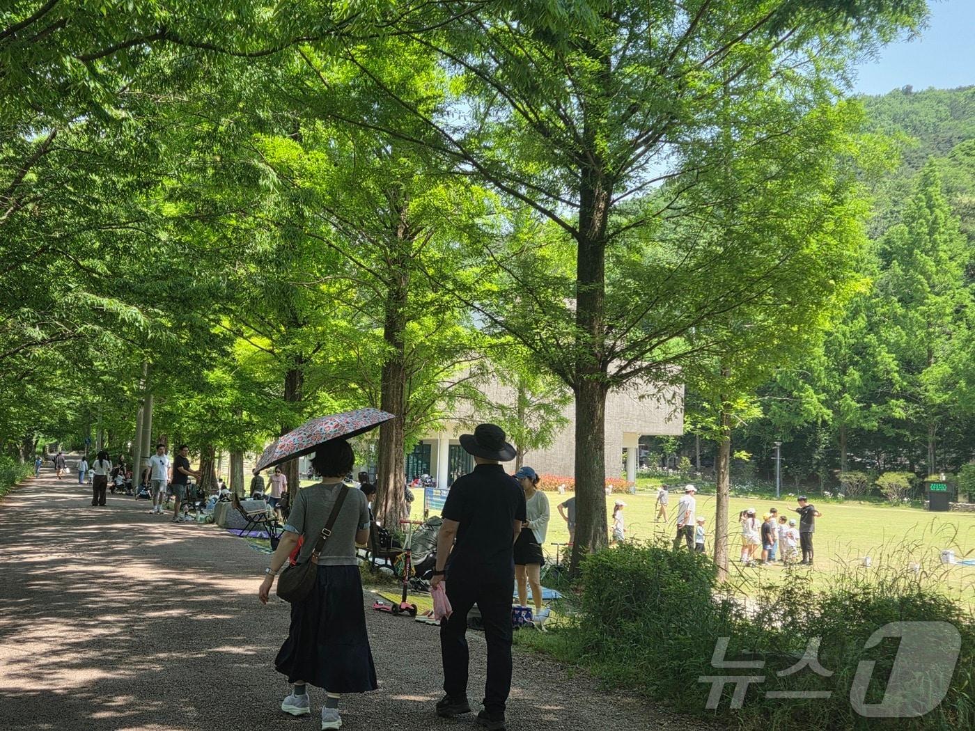 본문 이미지 - 초여름 날씨가 이어진 17일 오전 11시께 전북 전주시 완산구 대성동의 치명자산성지평화의전당에서 나들이객이 피크닉을 즐기고 있다. 2026.5.17 ⓒ 뉴스1 장수인 기자