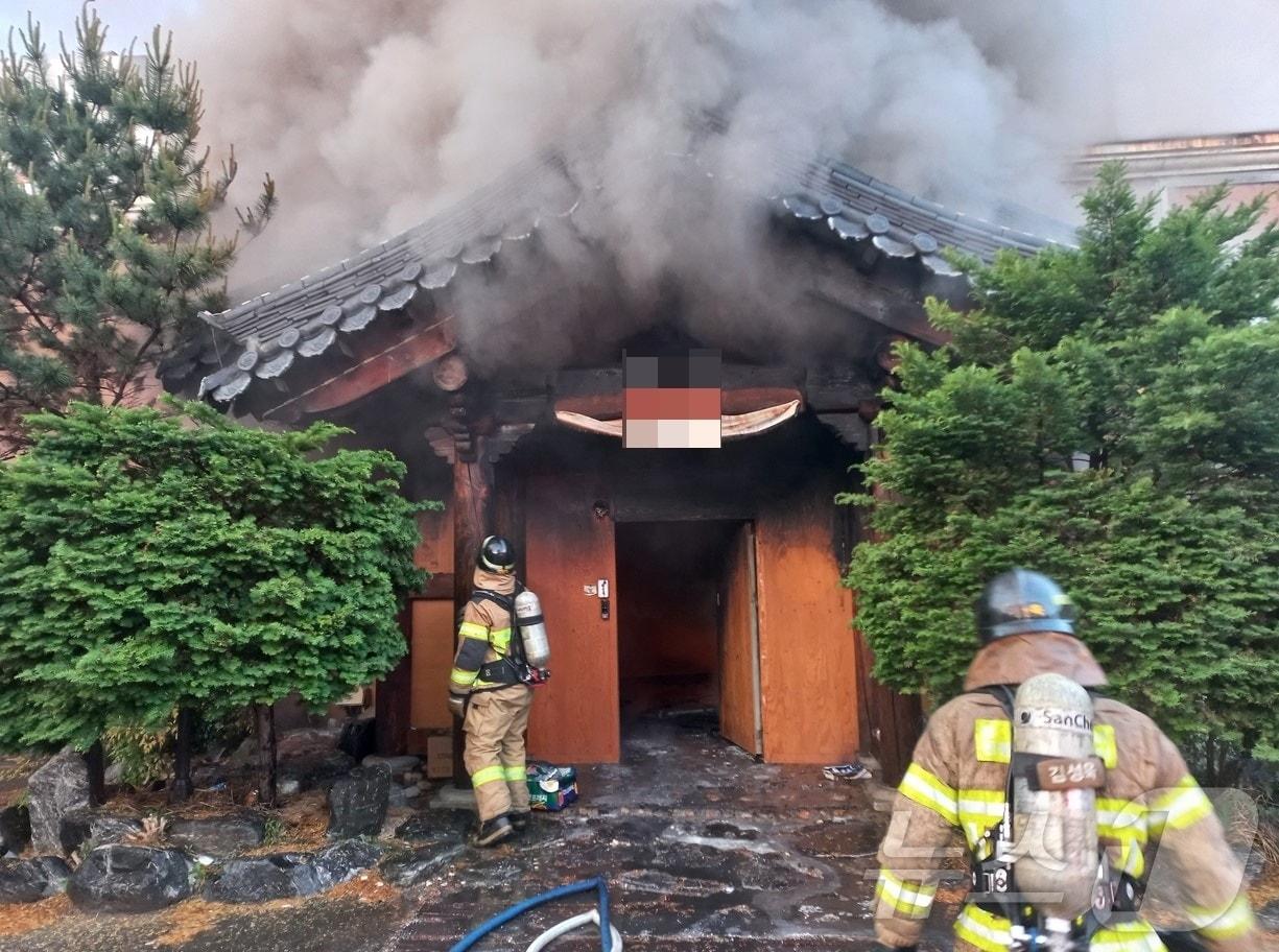 본문 이미지 - 17일 오전 5시 14분쯤 경북 구미시 원평동 한 상가에서 불이 나 출동한 소방관이 진화작업을 벌이고 있다. (경북소방 제공. 재판매 및 DB금지) ⓒ 뉴스1 정우용 기자