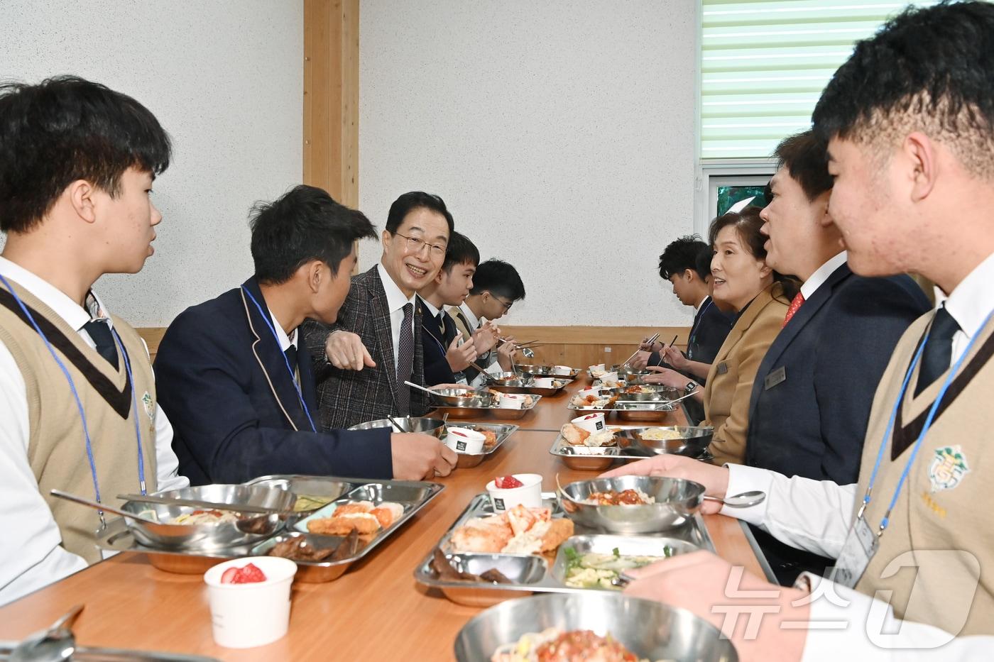 본문 이미지 - 임종식 경북교육감 후보는 17일 학교와 지역이 함께 교육 문제를 해결하는 ‘경북형 교육 거버넌스 구축’ 공약을 발표했다. /뉴스1