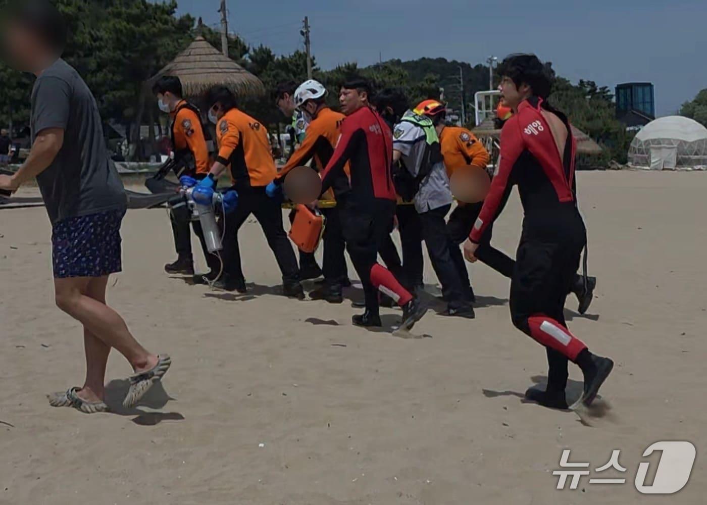본문 이미지 - 익수자 이송 당시 모습.(강릉해경 제공, 재판매 및 DB 금지) 2026.5.17/뉴스1