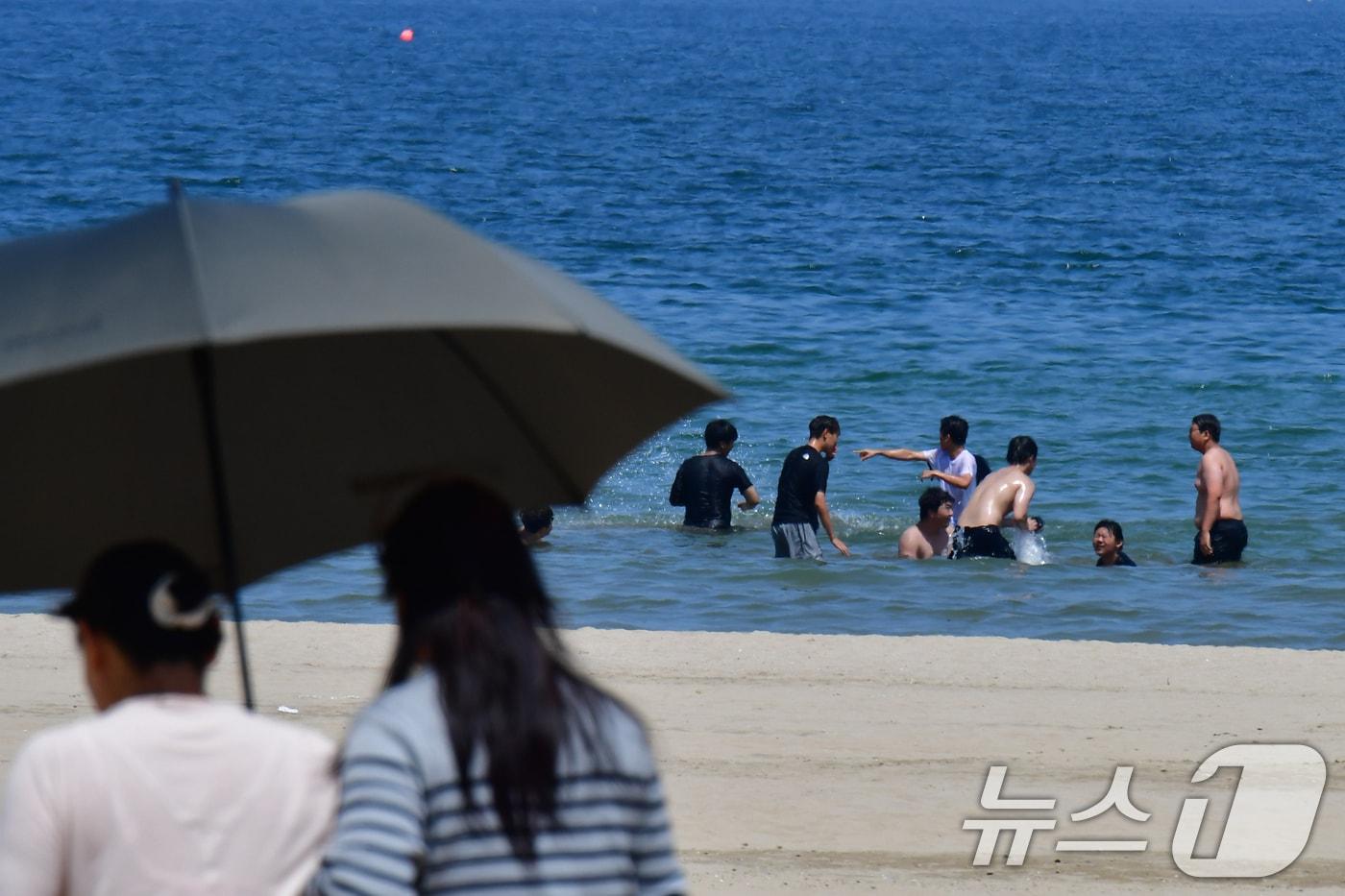 본문 이미지 - 경북 포항시의 낮 최고기온이 27도까지 올라가며 초여름 날씨를 보인 17일 더위를 참지 못한 시민과 관광객들이 북구 영일대해수욕장에서 더위를 식히고 있다. 2026.5.17 ⓒ 뉴스1 최창호 기자