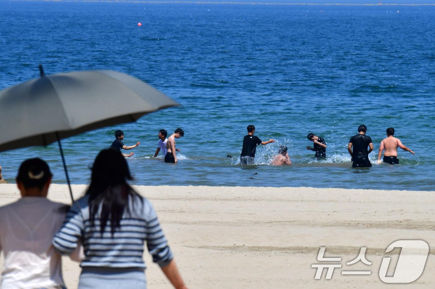본문 이미지 - 경북 포항시의 낮 최고기온이 27도까지 올라가며 초여름 날씨를 보인 17일 더위를 참지 못한 시민과 관광객들이 북구 영일대해수욕장에서 더위를 식히고 있다. 2026.5.17 ⓒ 뉴스1 최창호 기자